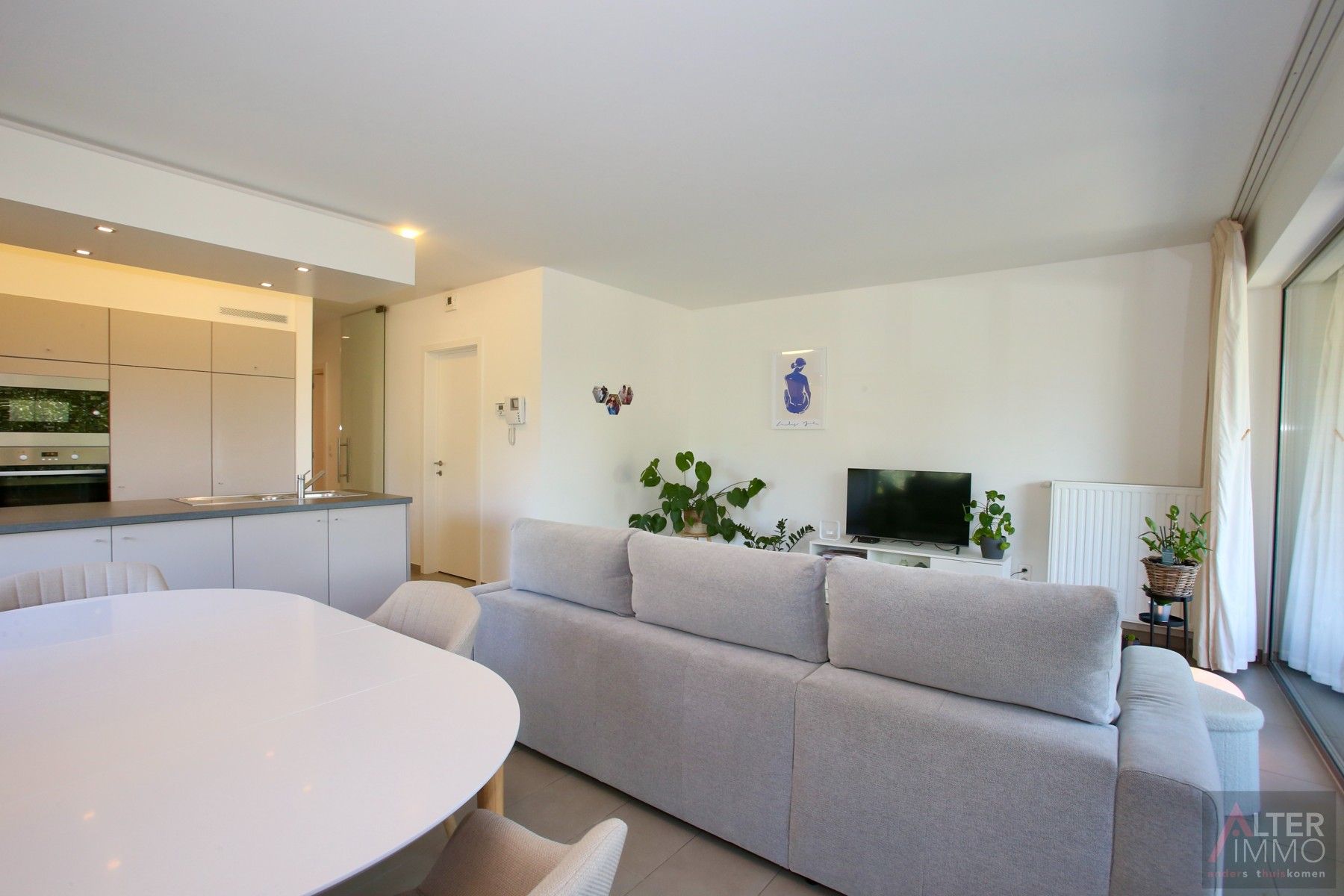 Instapklaar, centraal gelegen 2-slaapkamer appartement met terras en ondergrondse parking! foto 5