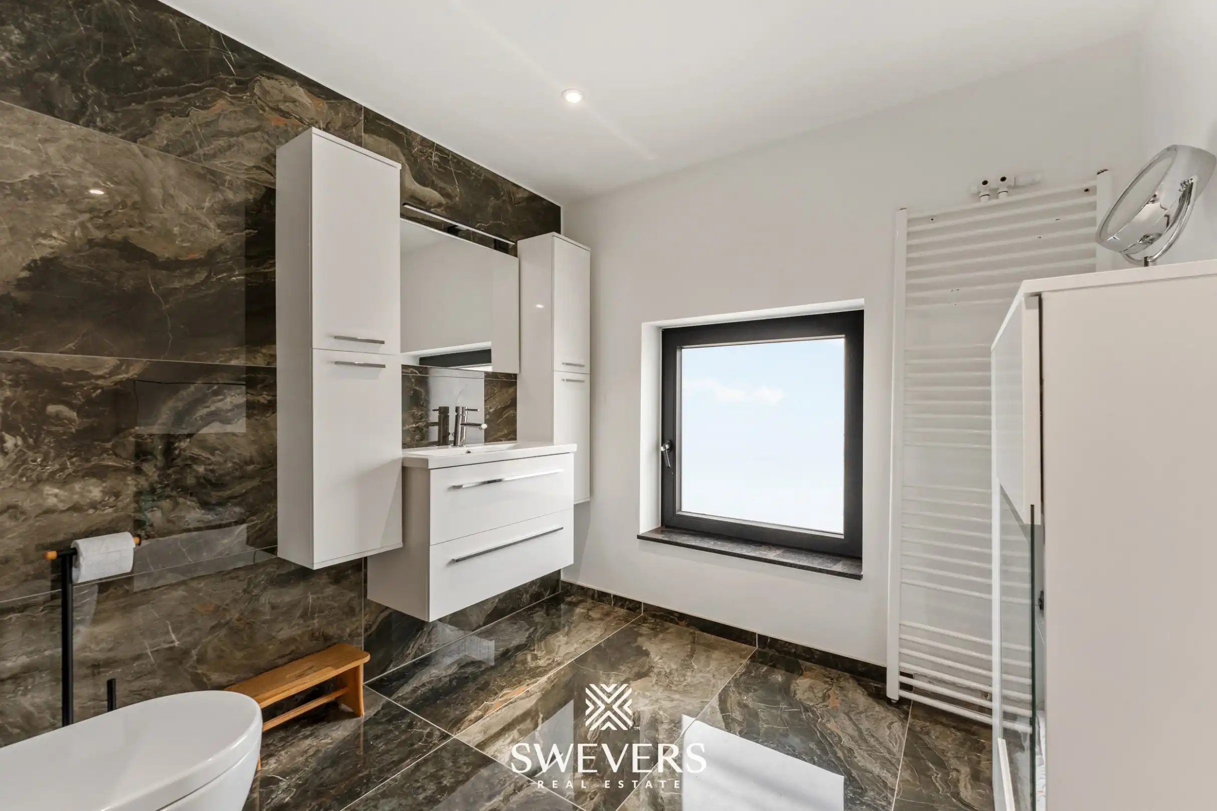Veelzijdig pand met duplexappartement op centrale ligging in Sint-Truiden – volledig gerenoveerd in 2023 foto 34