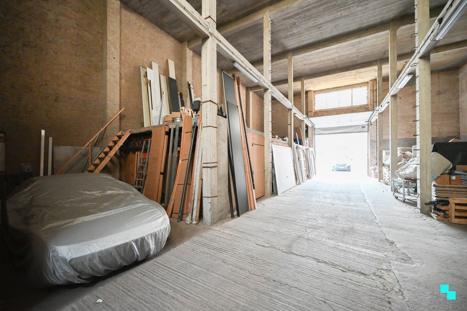 Ruime opslagplaats met voorliggende parkeerplaats te Izegem, Bosmolens foto 11