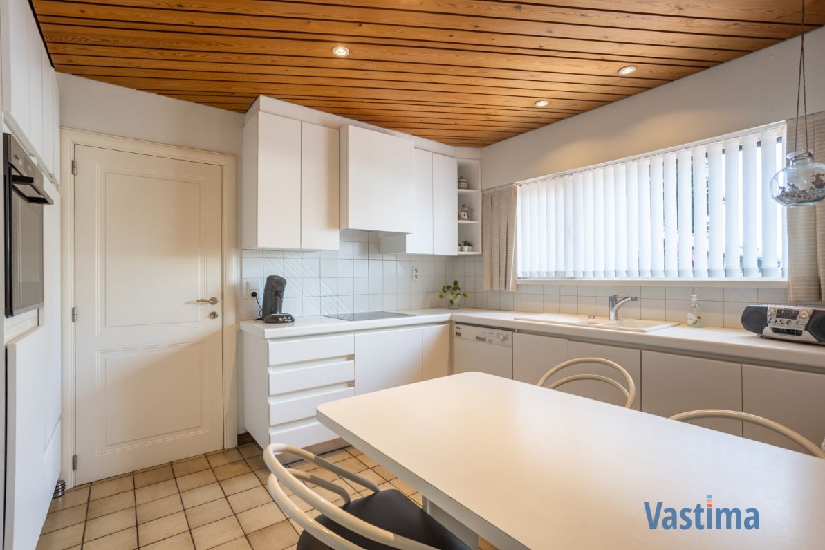 Halfopen gezinswoning met 3-4 slaapkamers en extra garage foto 11