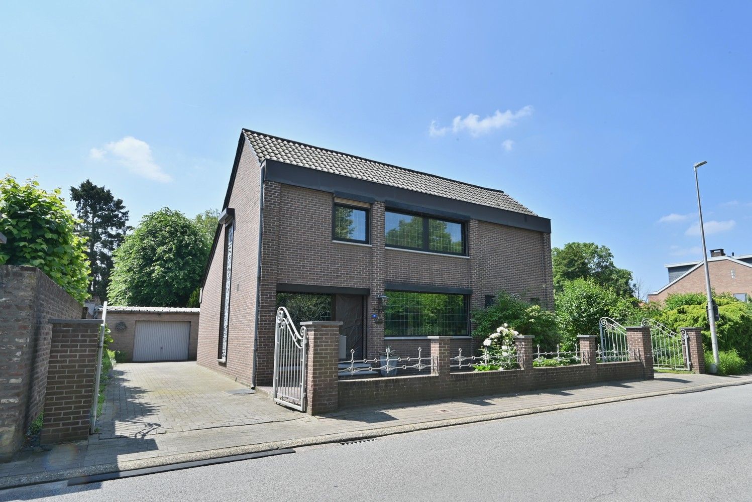 Vrijstaande, te renoveren woning met garage, gunstig en centraal gelegen te Lanaken-Neerharen foto 1