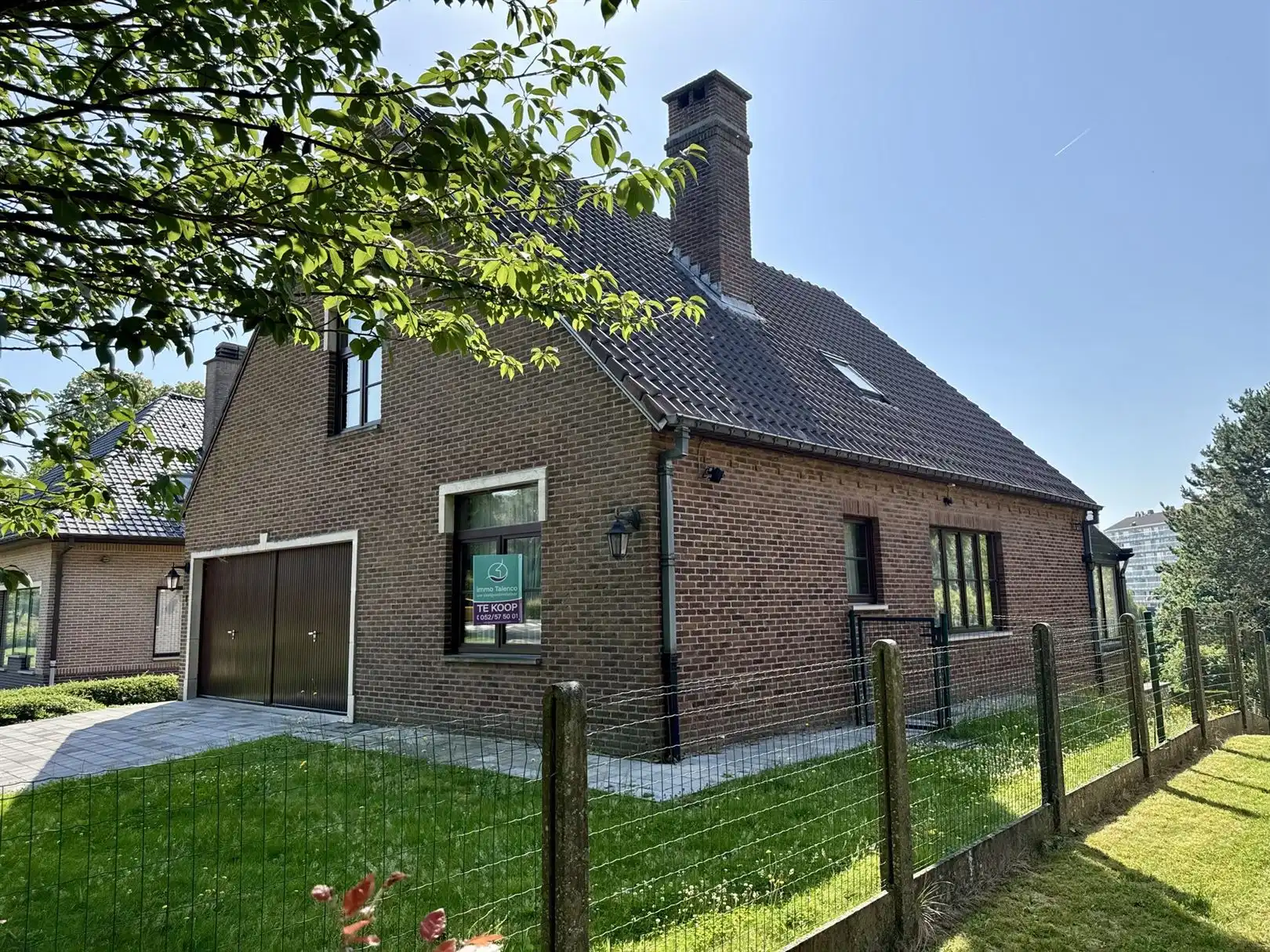 Hoofdfoto van de publicatie: Ruime villa met 4 slpk's, 2 badkamers en garage
