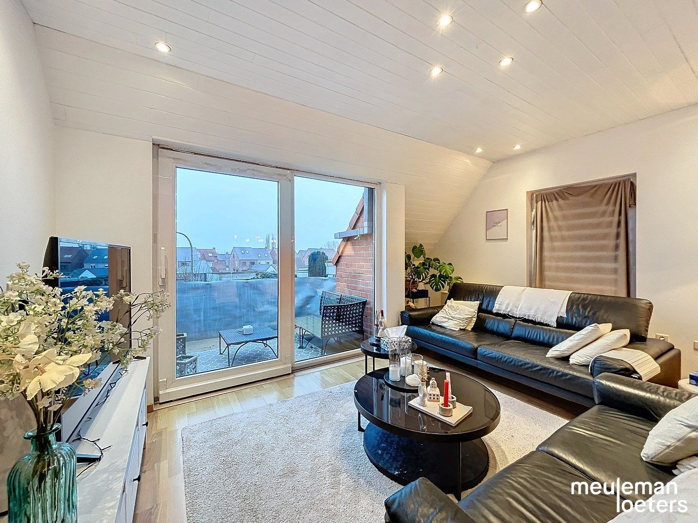 Ruim en lichtrijk appartement  met drie slaapkamers foto 3