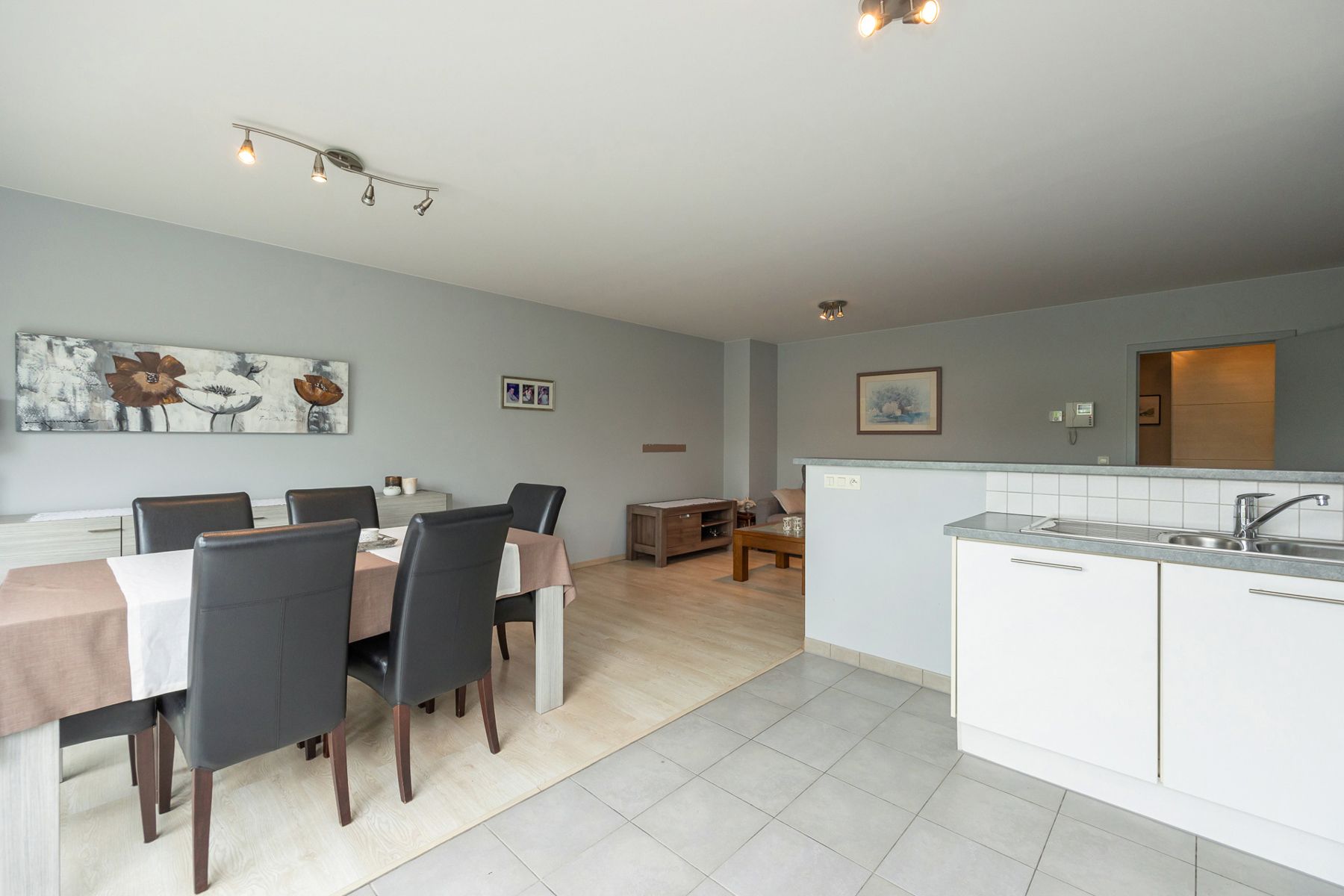 Twee slaapkamer appartement in centrum Kontich – met terras en kelderberging foto 6