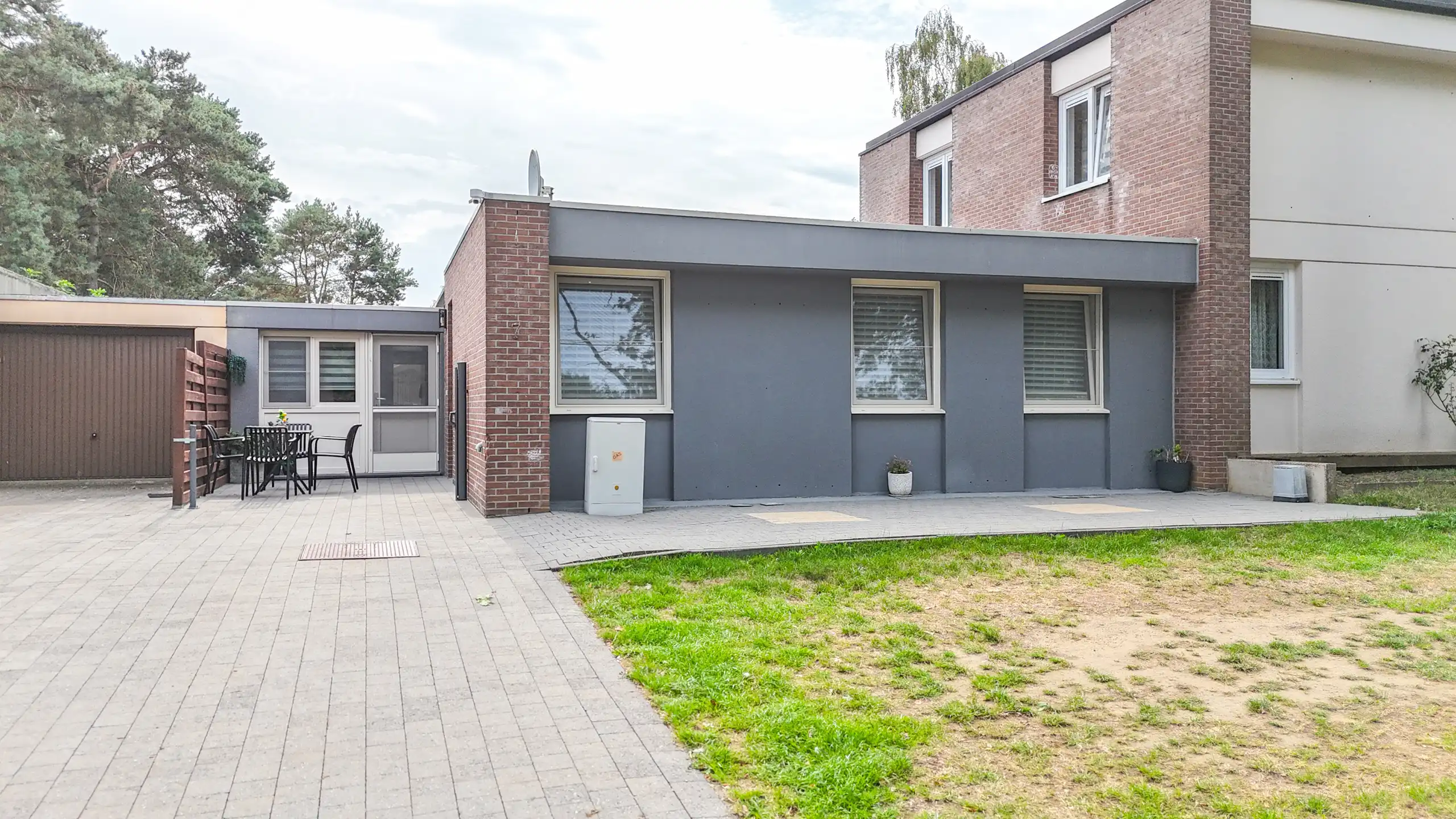 Ruime gezinswoning met 3 slaapkamers en fraaie veranda! foto 2