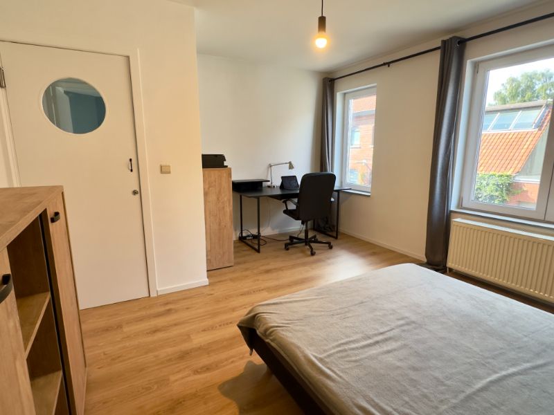 Recent gerenoveerde woning met ruime garage foto 20