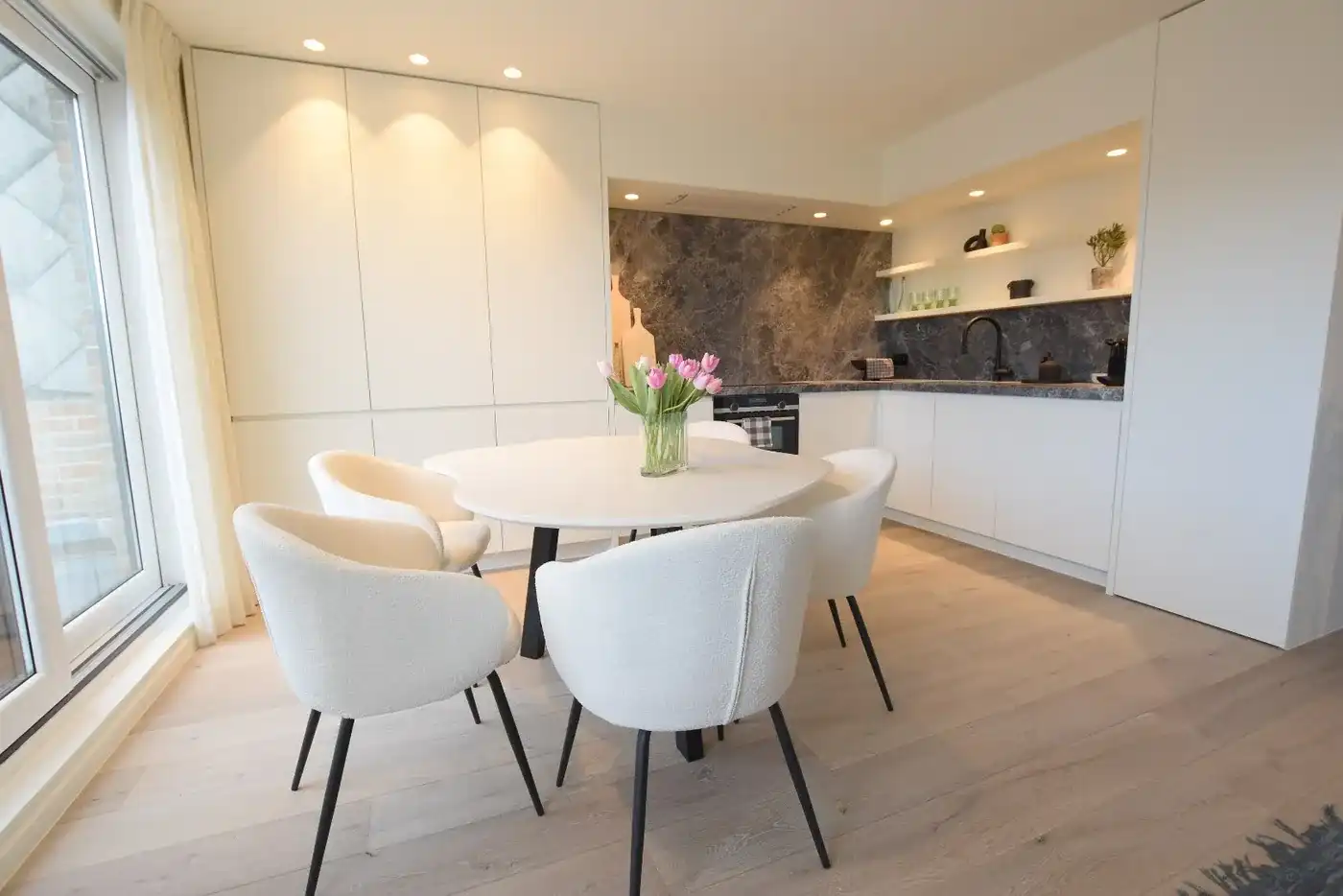 Schitterend gerenoveerd penthouse met een zonneterras en een prachtig zijdelings zeezicht  foto 3