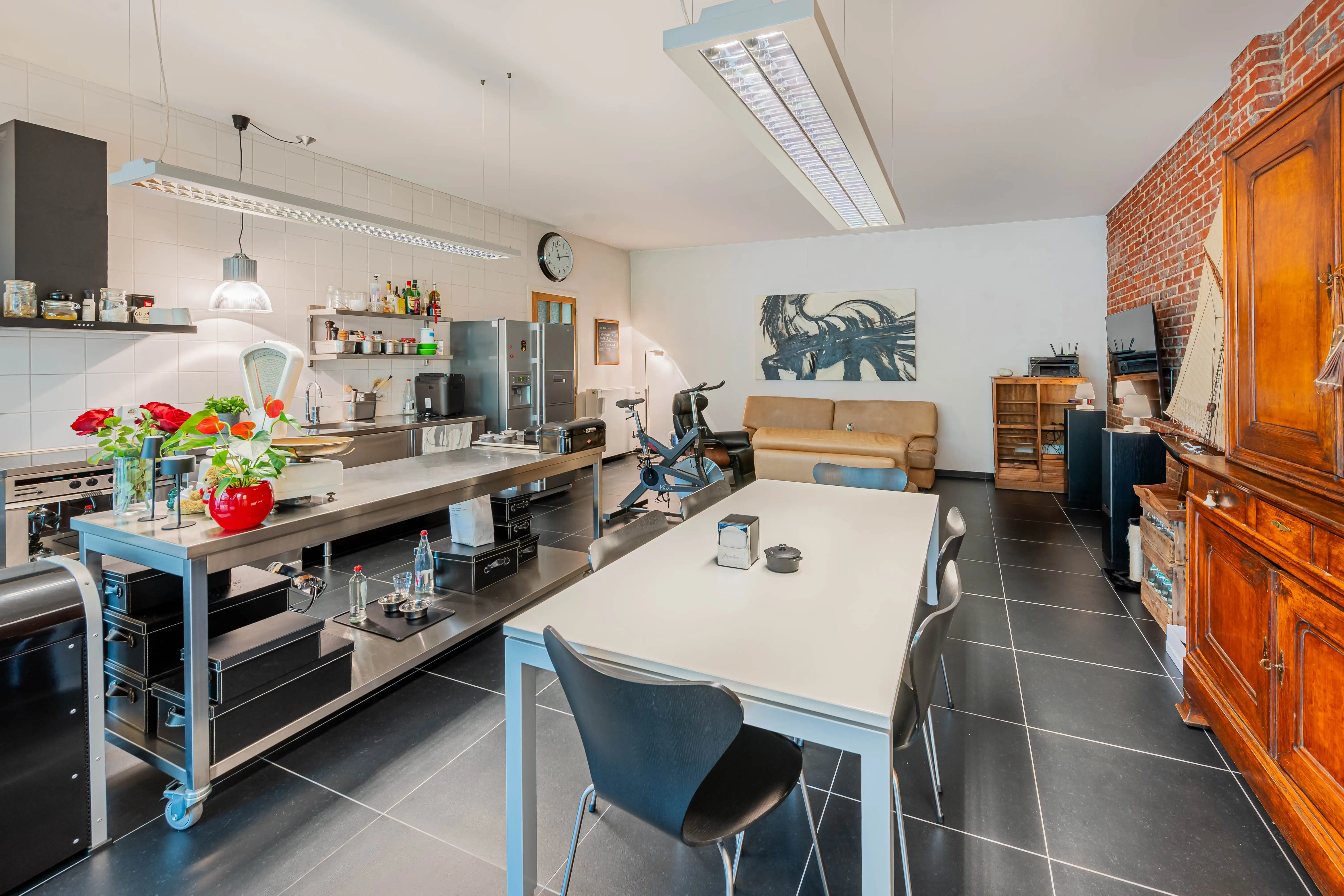 Ruime woning met 5 slaapkamers, inpandig magazijn en tuin foto 4