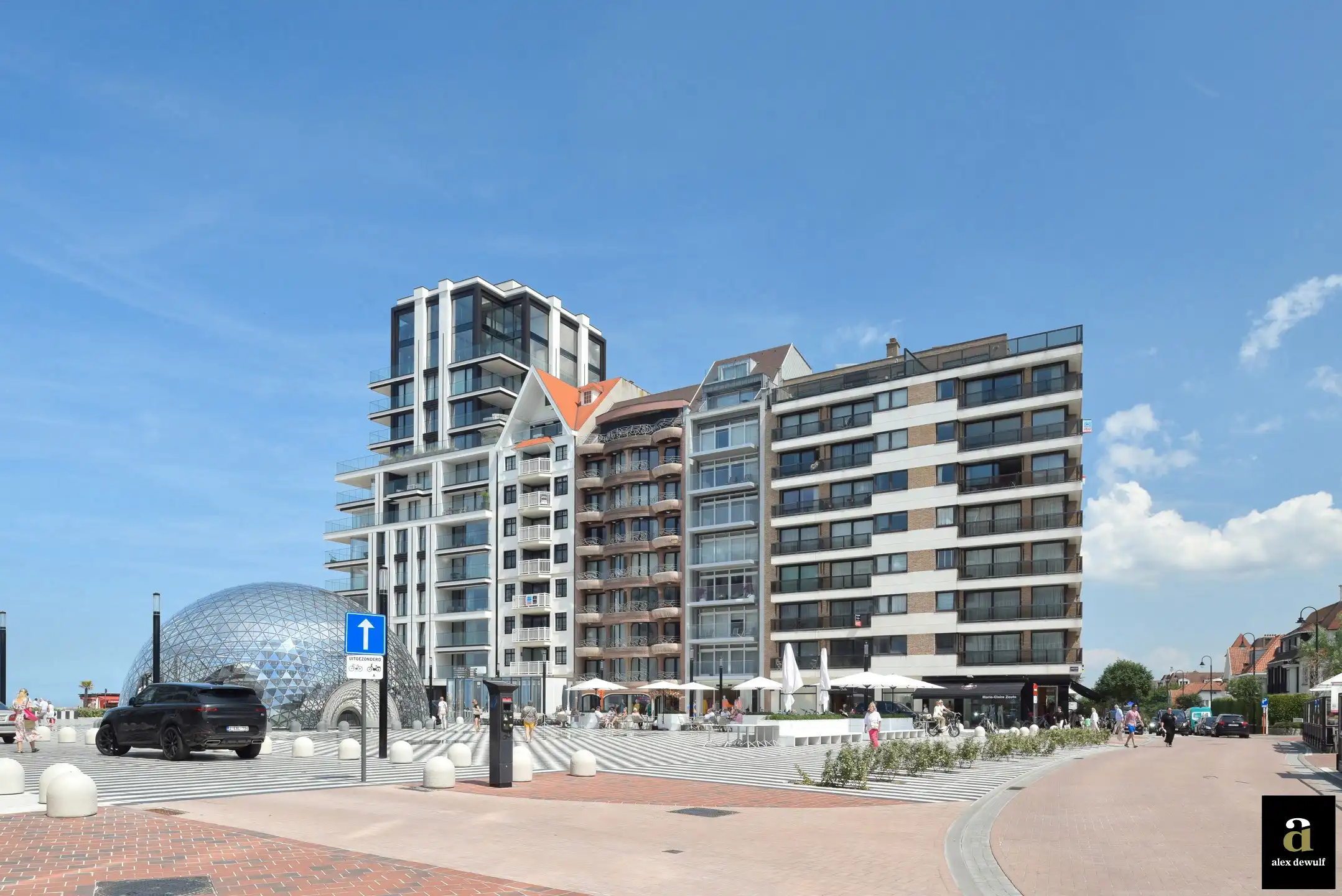 Uitstekende garagebox onder het Albertplein in het Zoute foto {{pictureIndex}}