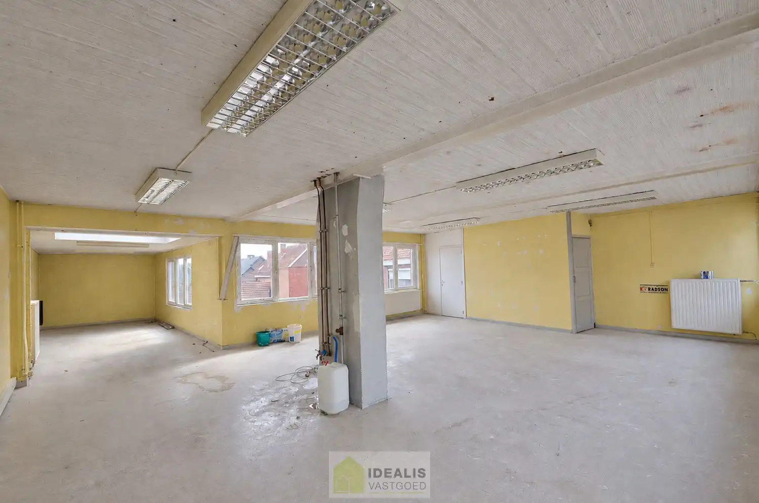IDEALIS VASTGOED - HANDELSRUIMTE OP EEN ZEER GUNSTIGE COMMERCIËLE ZICHTLOCATIE IN HET CENTRUM VAN BERINGEN! Deze handelsruimte van + - 158m² is gelegen langs de Scheigoorstraat  in het centrum van Beringen waardoor het een toplocatie is. Bovendien is er ruim voldoende privatieve parkeergelegenheid voor de handelsruimte. Gemakkelijk te bereiken te voet, per auto én openbaar vervoer en gelegen op een absolute zichtlocatie! foto 11