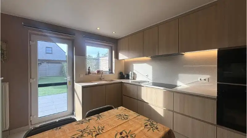 Ruime 3-slaapkamerwoning met TUIN en GARAGE te koop in Sint-Andries Brugge foto 9
