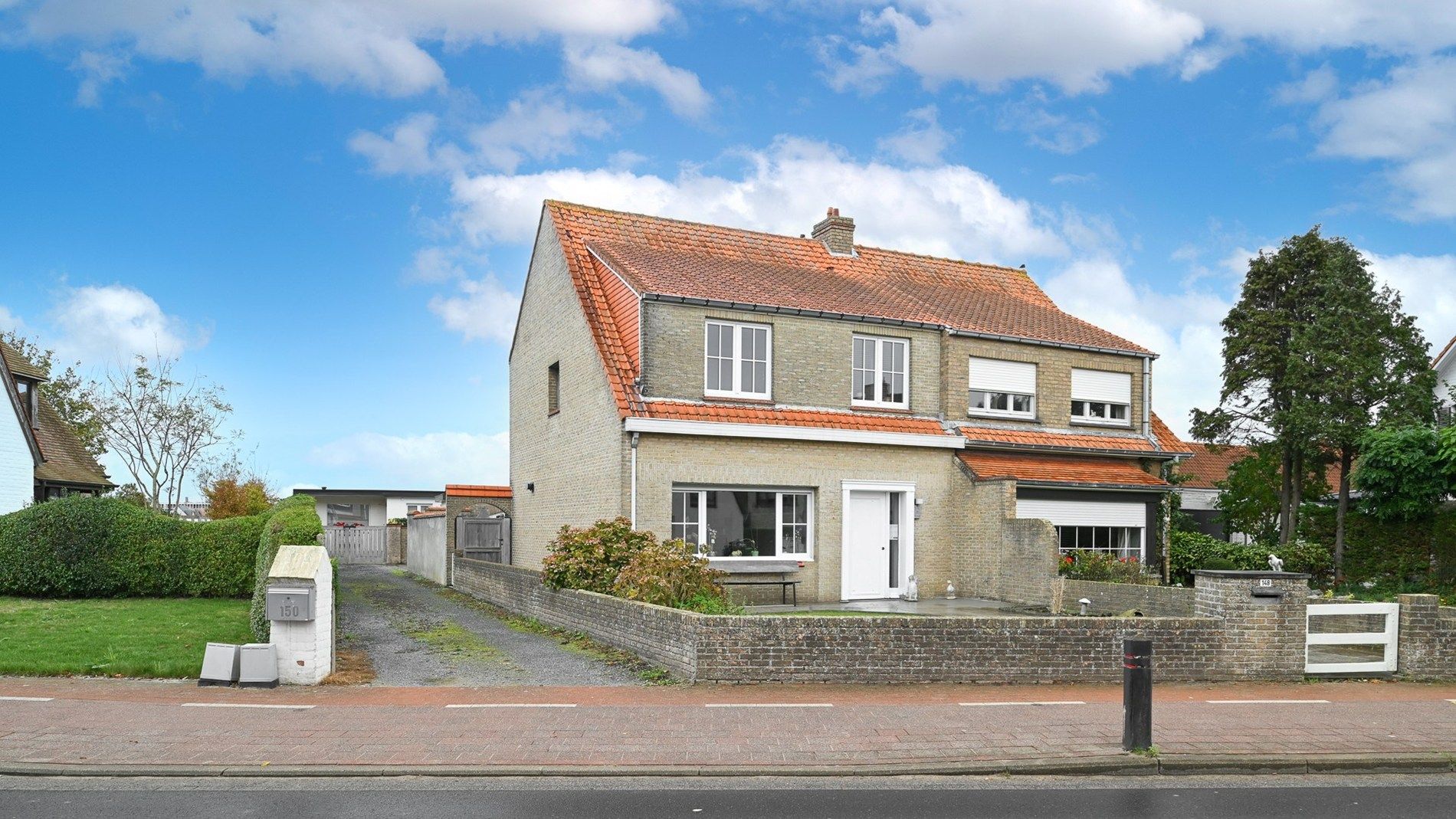 Woning met een leuke binnentuin en garage te Knokke foto {{pictureIndex}}