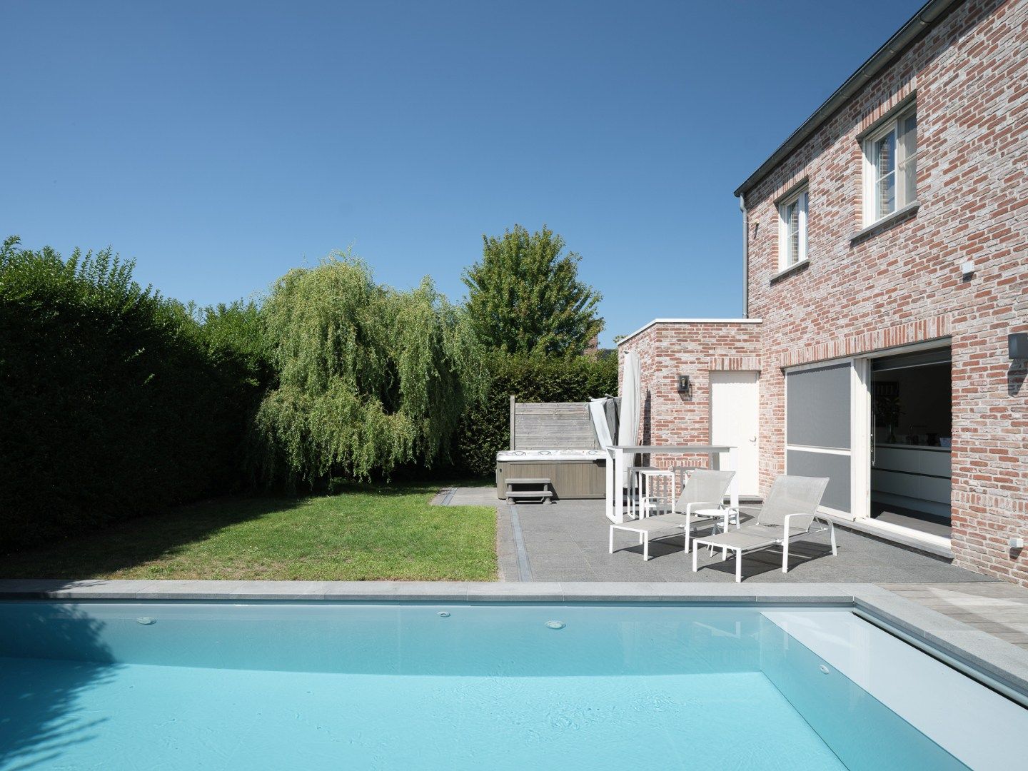 Exclusief wonen in rust en comfort – instapklare villa met zwembad in doodlopende straat foto 18