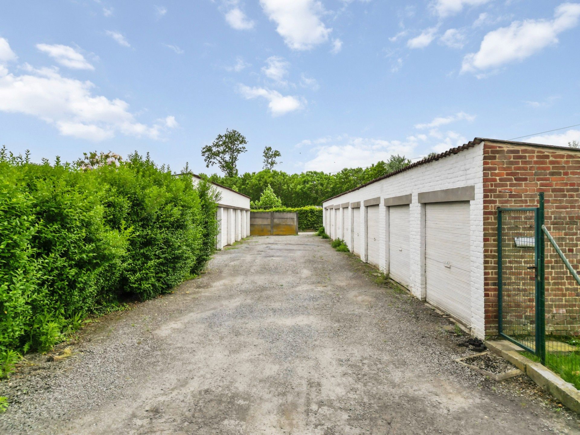 WONING MET 13 ACHTERLIGGENDE GARAGES! foto 7