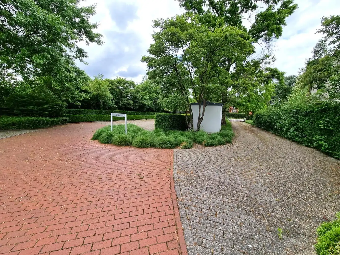 Kantoorgebouw met magazijnruimte, bruto vloeropp 1770 m² op een perceel gelegen van 49a85ca. foto 9