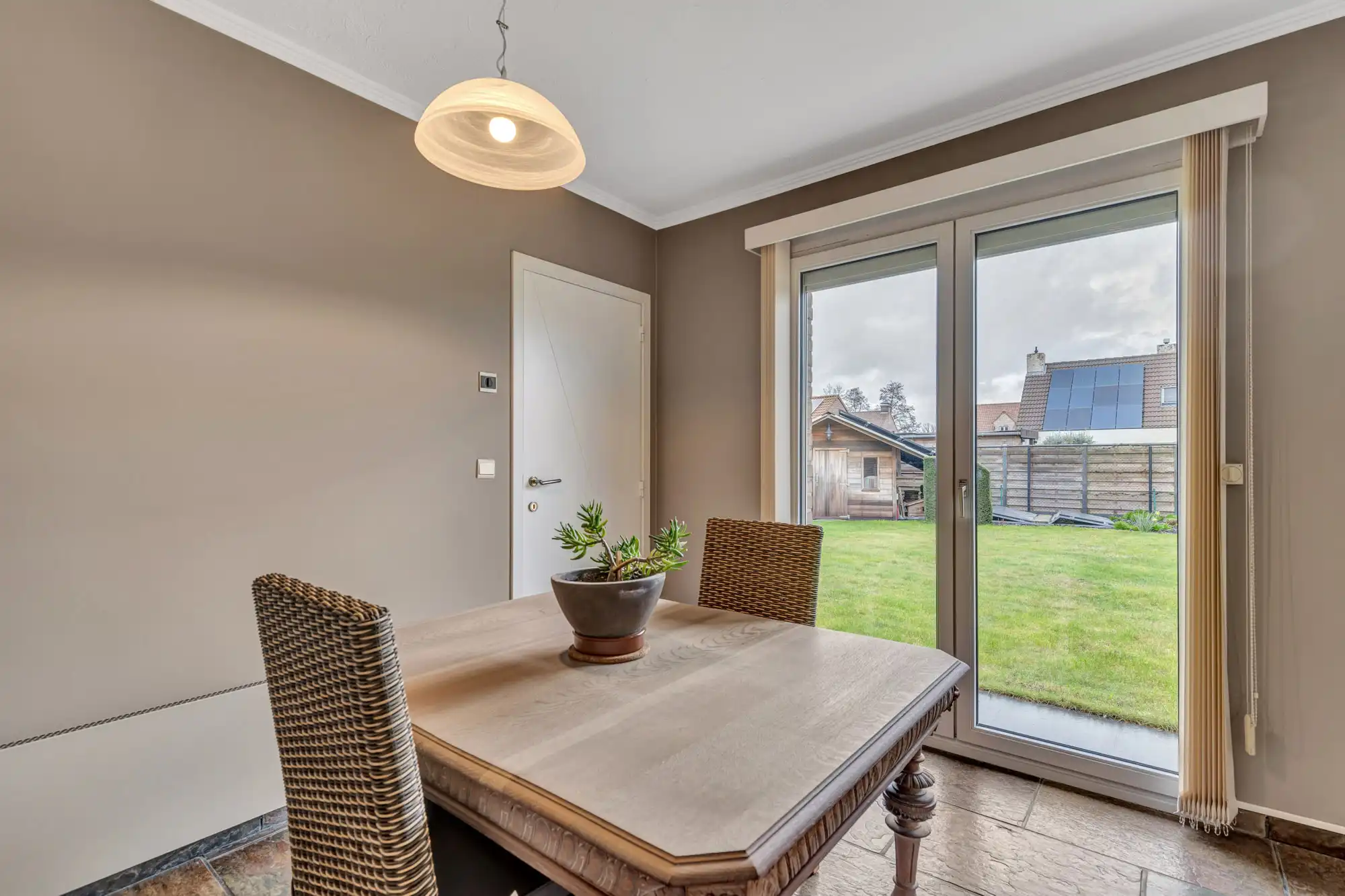 Open bebouwing met tuin, zonnepanelen en garage foto 9