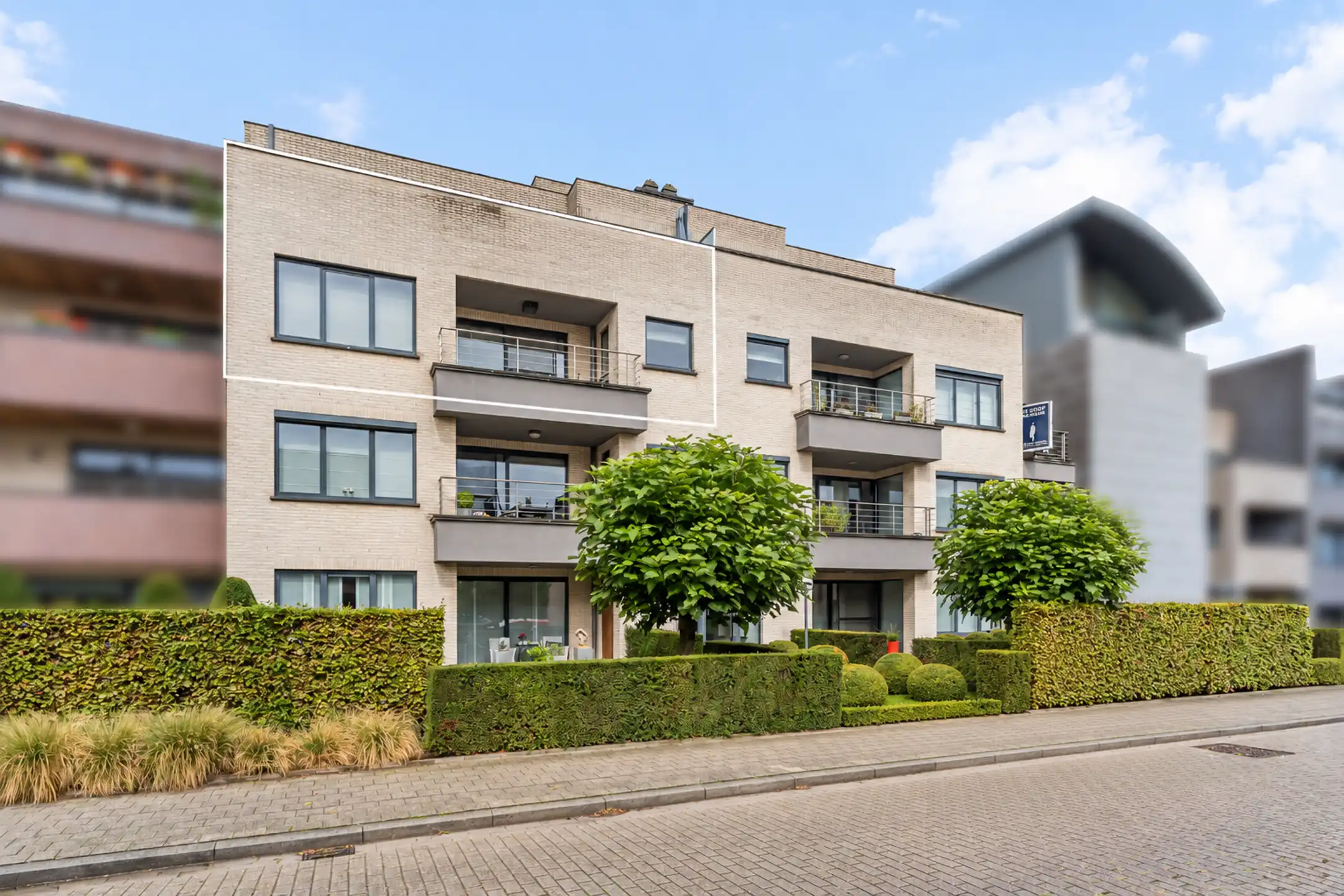 Luxe appartement van ca. 150m² met 3 slpk, 2 badk en garage. foto {{pictureIndex}}