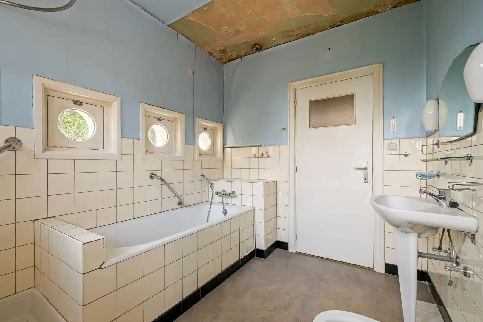 Robuuste halfopen te renoveren woning van de gekende Kortrijkse architect Poly Scherpereel met 3 volwaardige verdiepingen en verrassend ruimtes foto 19