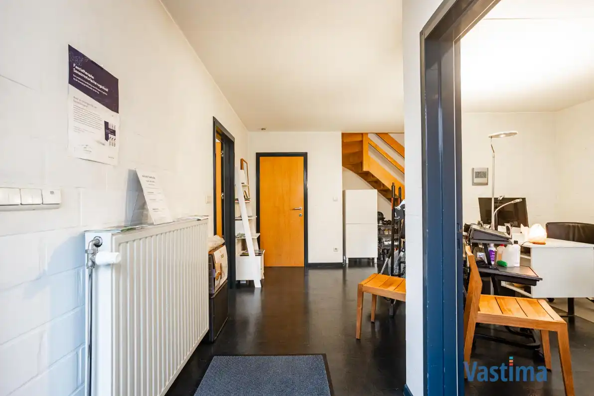 Ruime halfopen gezinswoning met praktijkruimte en tuin foto 12