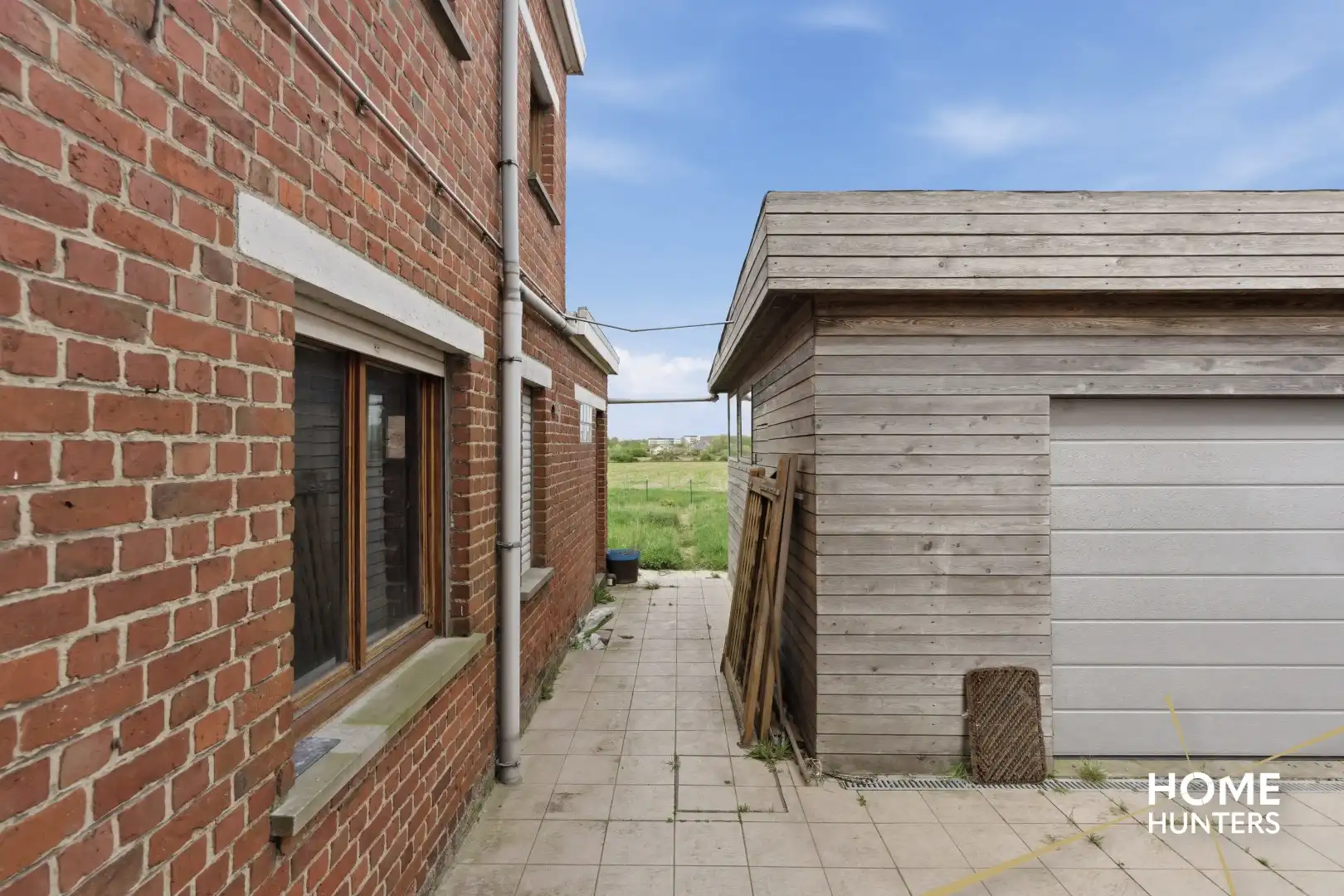 Halfopen te renoveren woning met 4 slaapkamers, ruime tuin en garage op gunstige locatie te Ieper foto 26