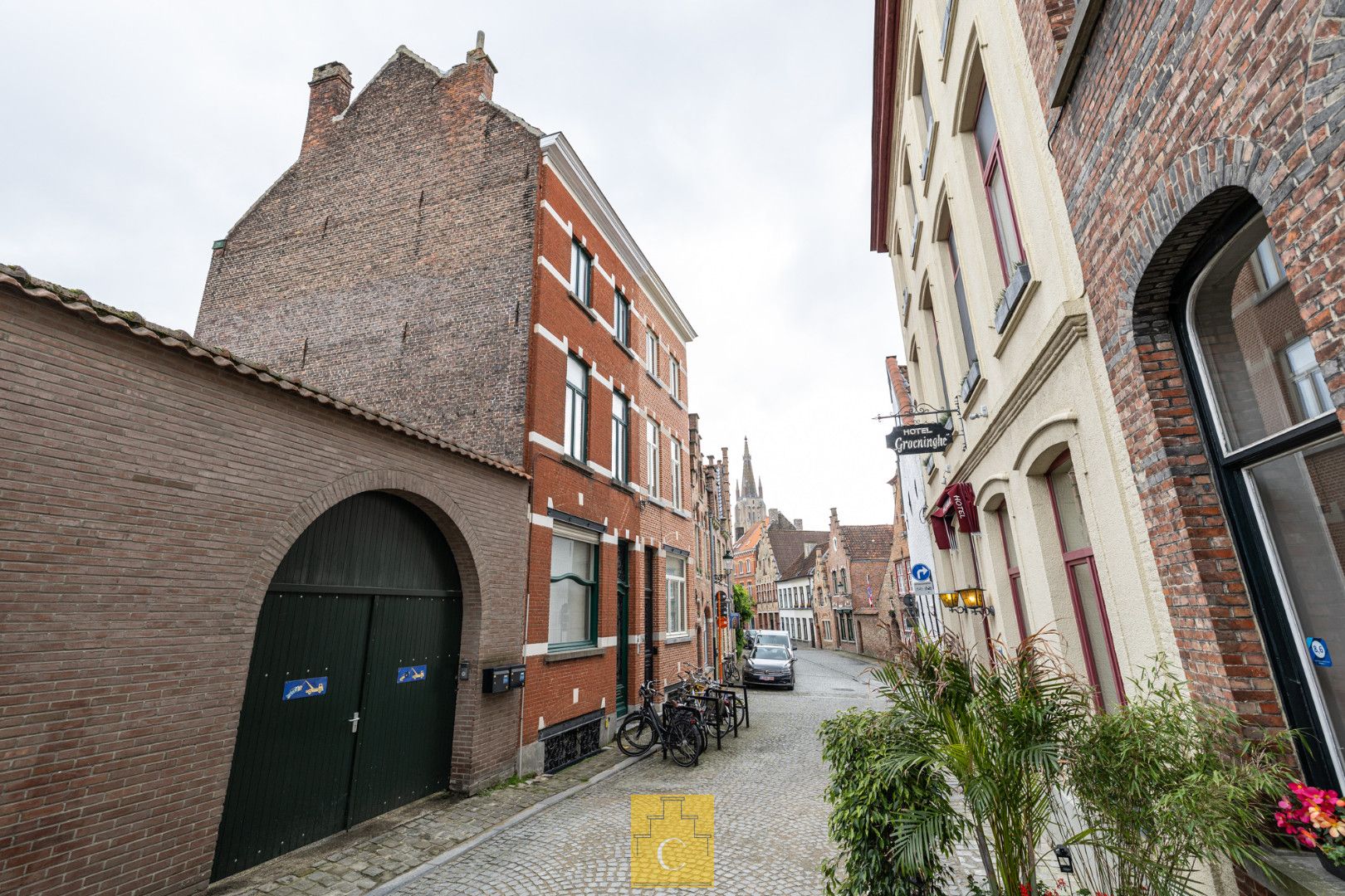 Recent gerenoveerde stadswoning met lift en terras in de schaduw van St Salvatorskathedraal, zelden geziene high end afwerking foto 32