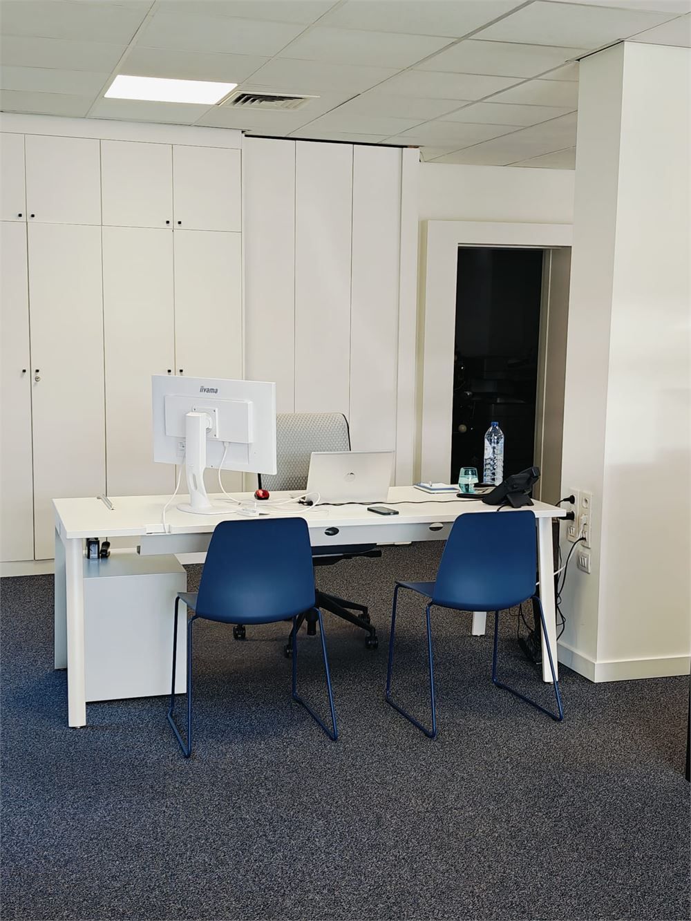 INSTAPKLAAR KANTOOR MET PARKING OP HOEKLOCATIE foto 10