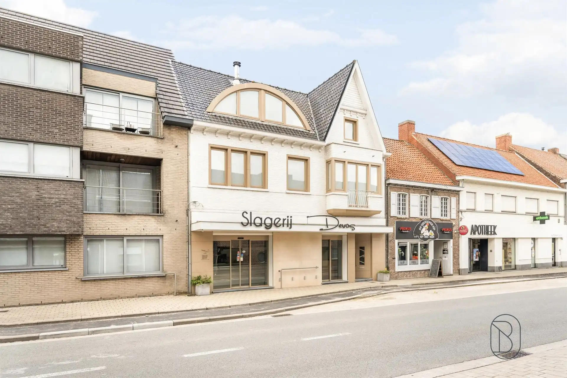 Unieke combinatie van wonen en werken in Sint-Eloois-Vijve! foto 2