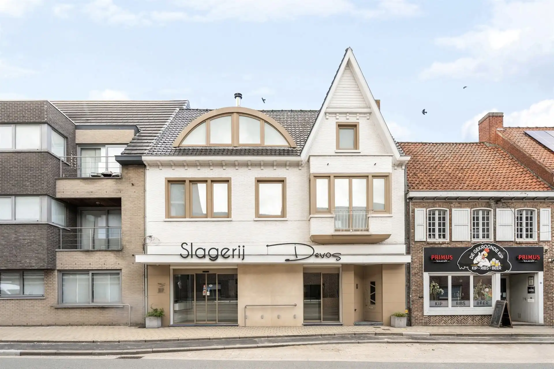 Unieke combinatie van wonen en werken in Sint-Eloois-Vijve! foto 2