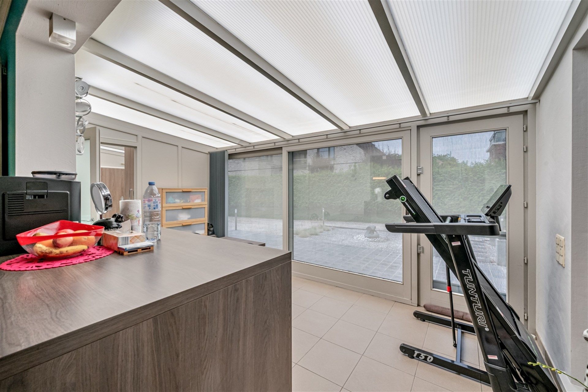 Ruime halfopen bebouwing met 4 slaapkamers, grote tuin en dubbele garage foto 5