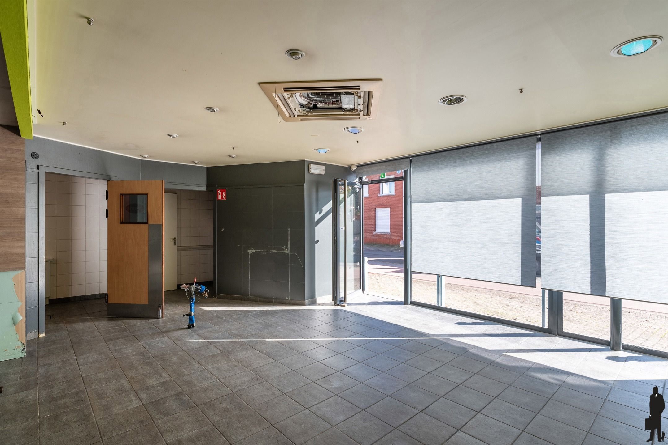 Handelsruimte van ca.163m2 aan doorgaande weg in Arendonk foto 3