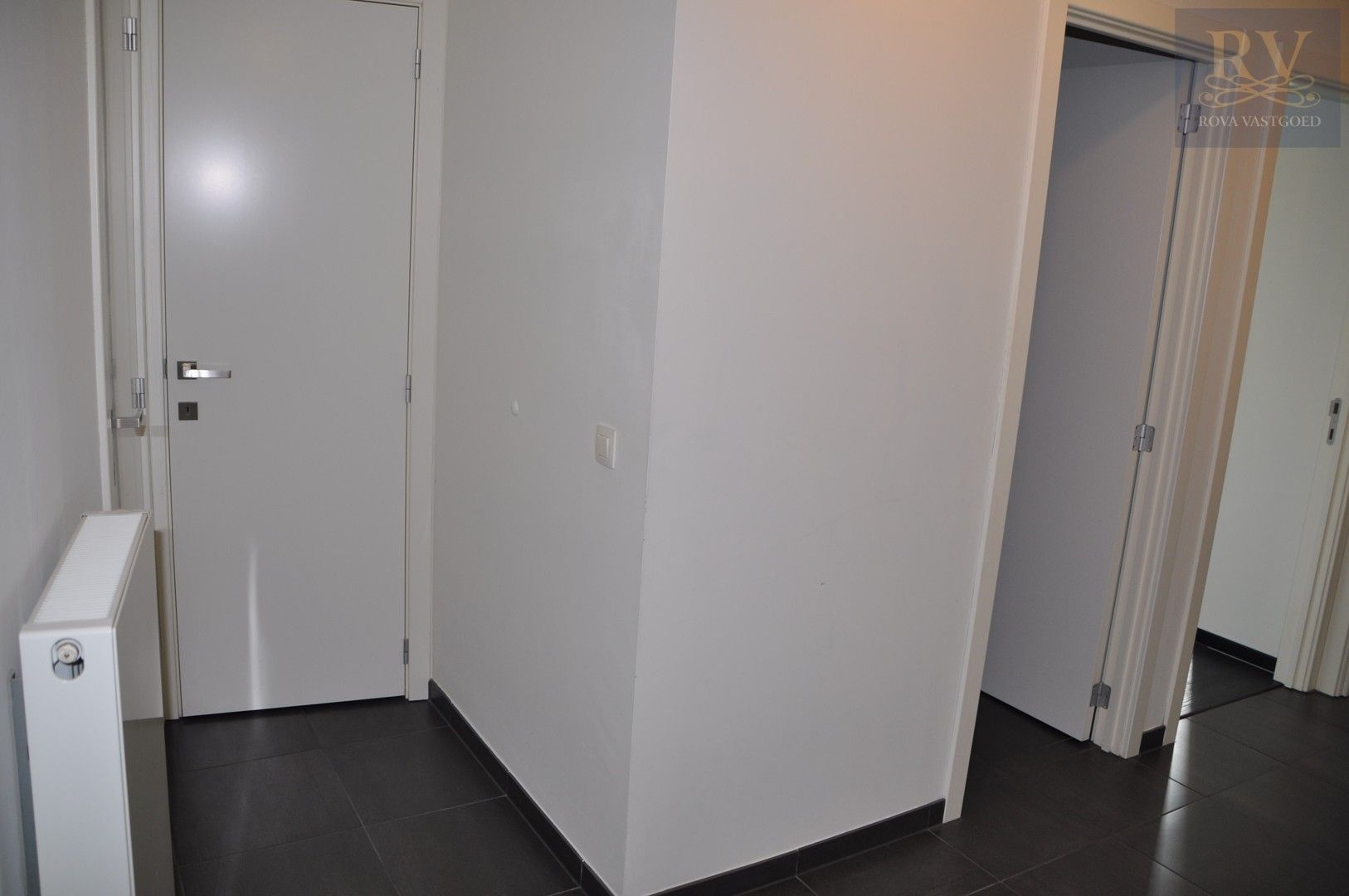 RUIM APPARTEMENT VAN +- 100 M² MET 2 SLPK EN BUREEL OP CENTRALE LOCATIE IN HASSELT foto 11