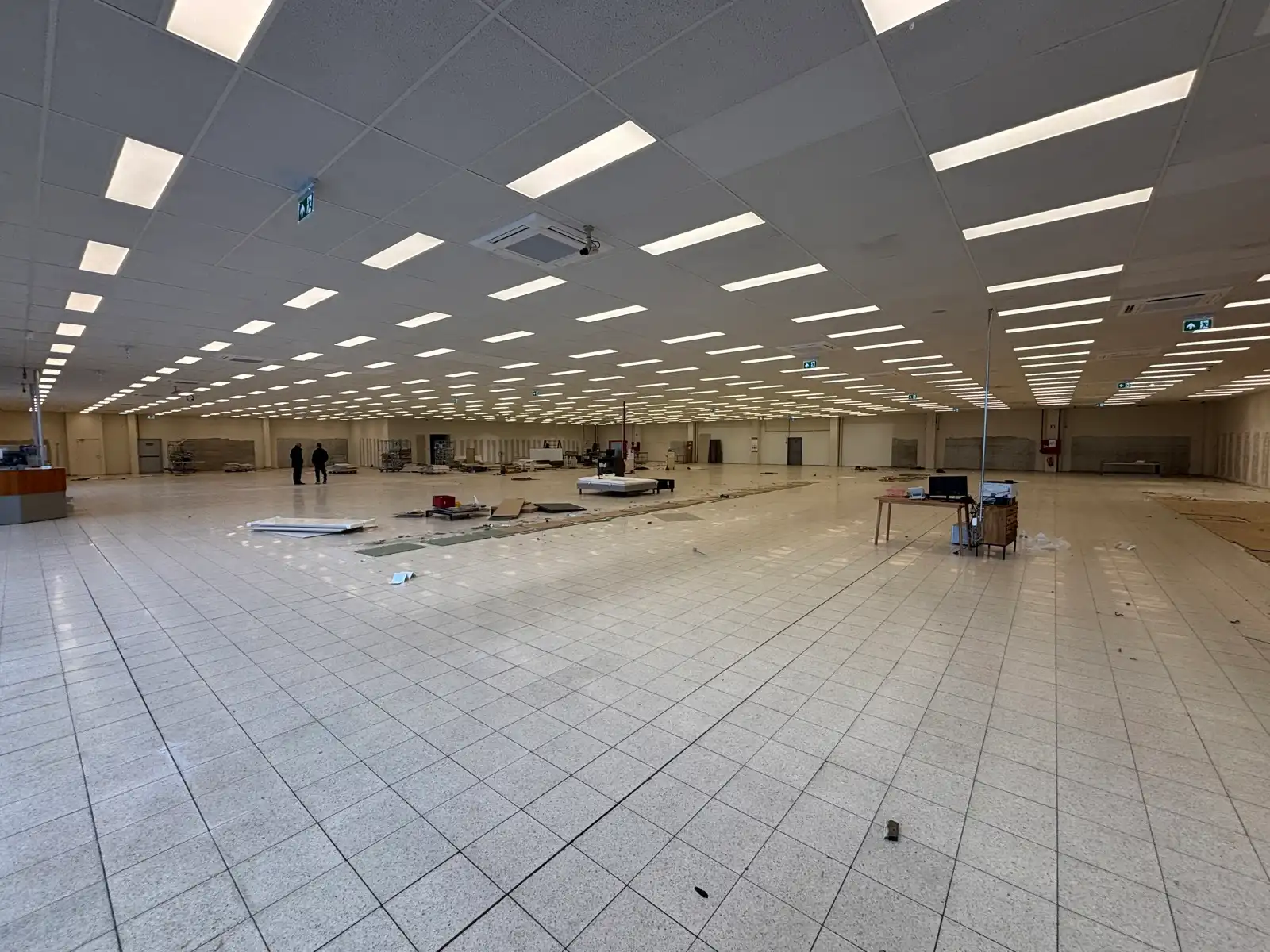 Baanwinkel van 1.700 m² te huur in Oostende foto 3