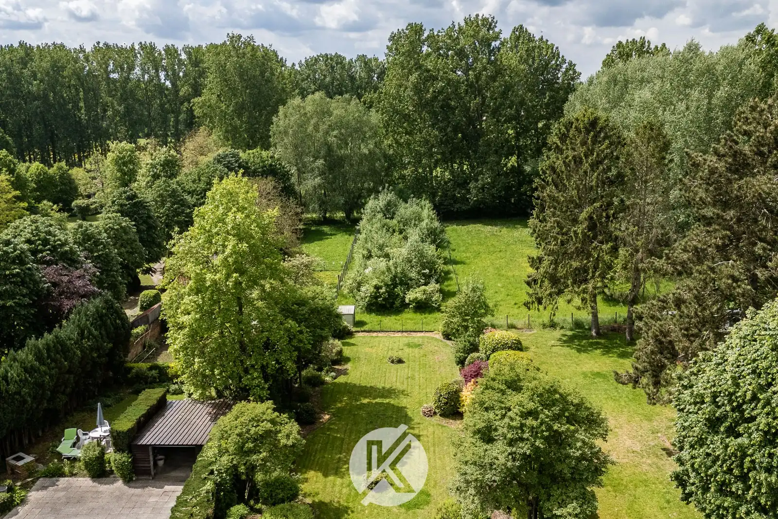 Ruime gezinswoning met prachtige tuin foto 3