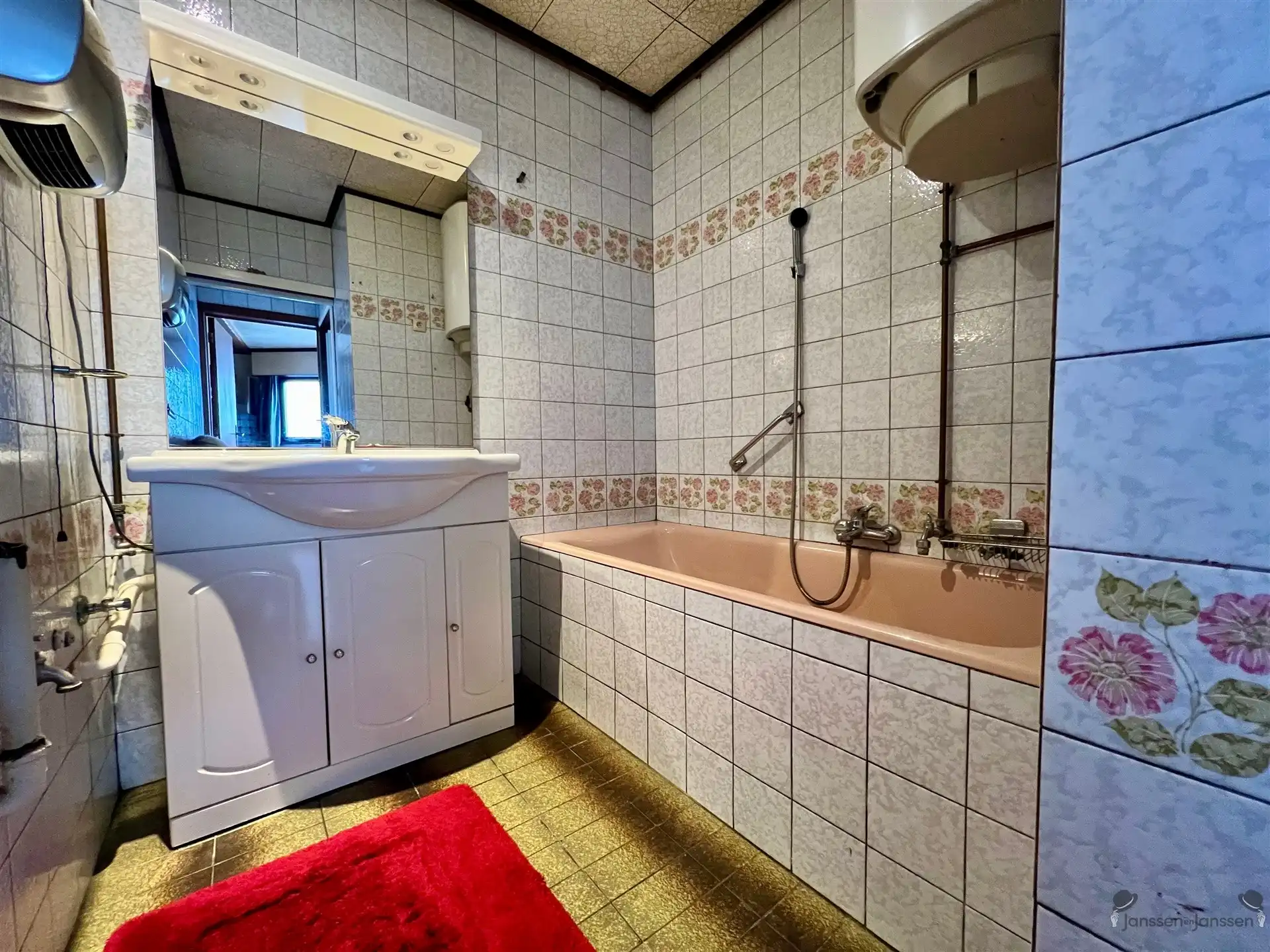 Te renoveren rijwoning met authentieke gevel foto 11