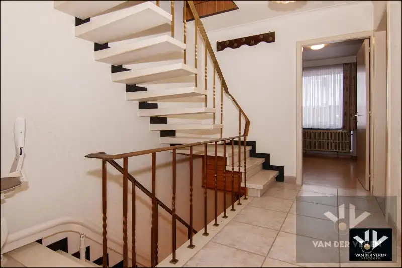 DEGELIJKE GEZINSWONING  MET GARAGE  IN DE SINT-CATHARINAWIJK foto 9