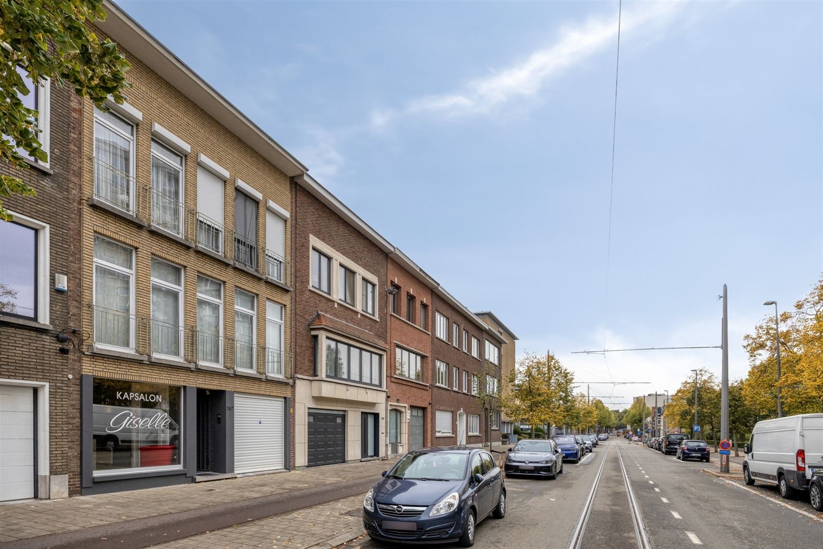 Uniek aanbod in Wilrijk: appartement met handelspand, tuin en bijgebouw  foto {{pictureIndex}}