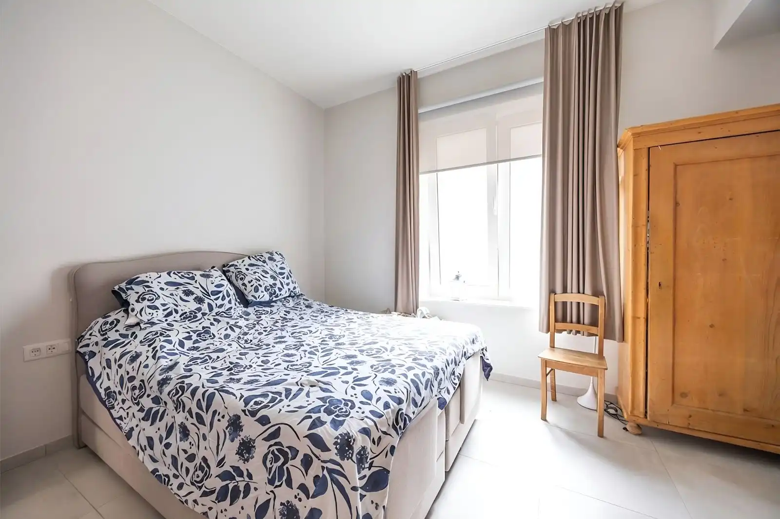 Instapklare serviceflat met 1 slaapkamer en terras op het gelijkvloers van een recente residentie in centrum Oostende. foto 4