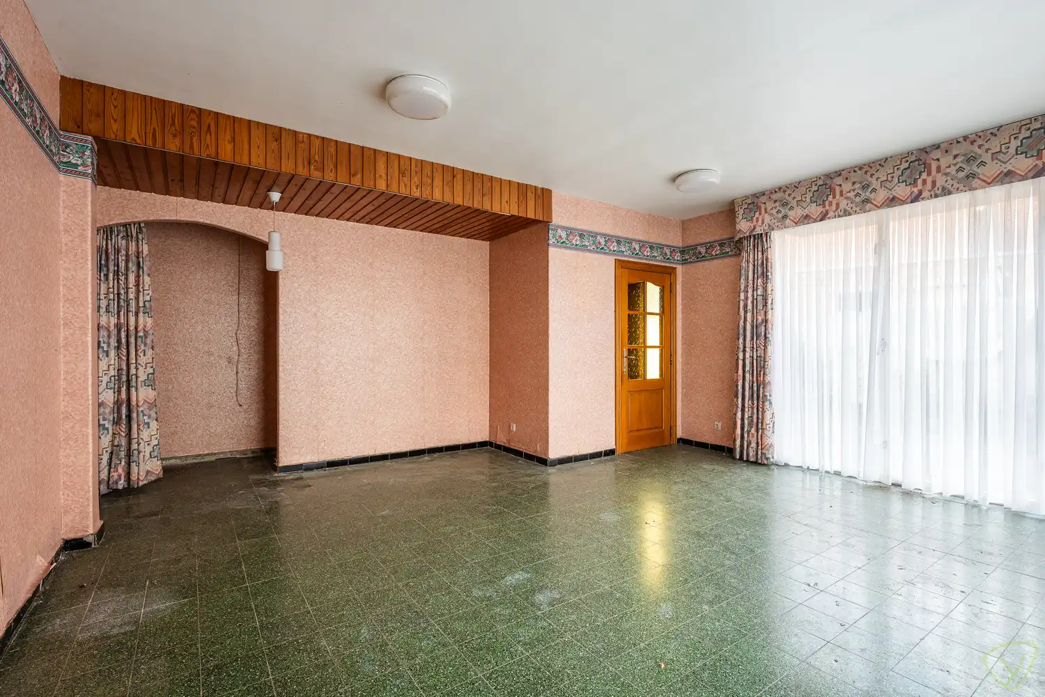 Ruime gezinswoning te koop in Eeklo met 3 slaapkamers met een ruime loods achteraan, die perfect voor een combinatie van comfortabel wonen en werken kan zijn. foto 5