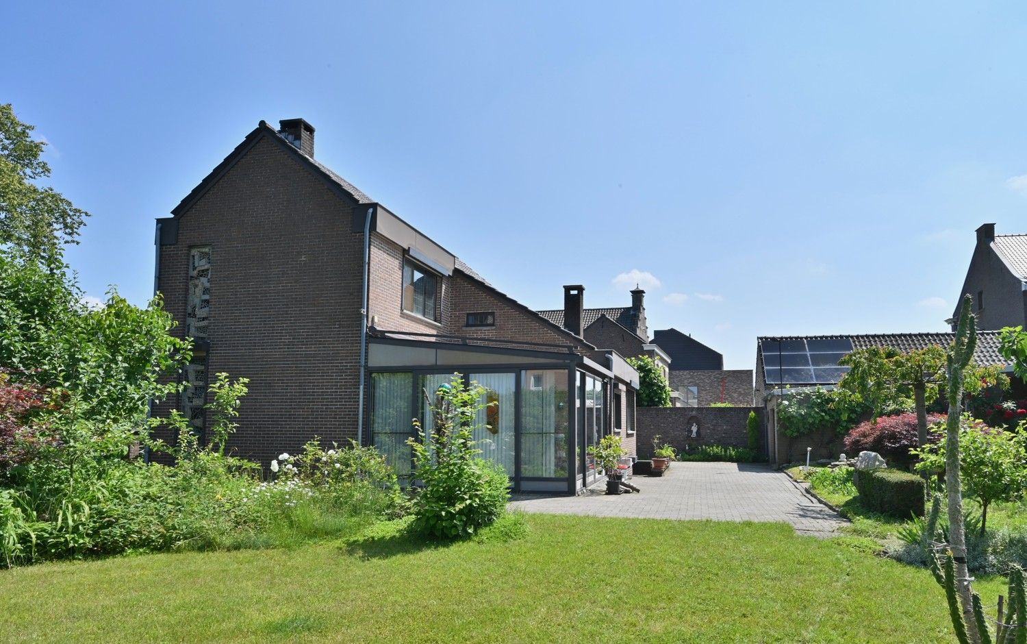 Vrijstaande, te renoveren woning met garage, gunstig en centraal gelegen te Lanaken-Neerharen foto 3