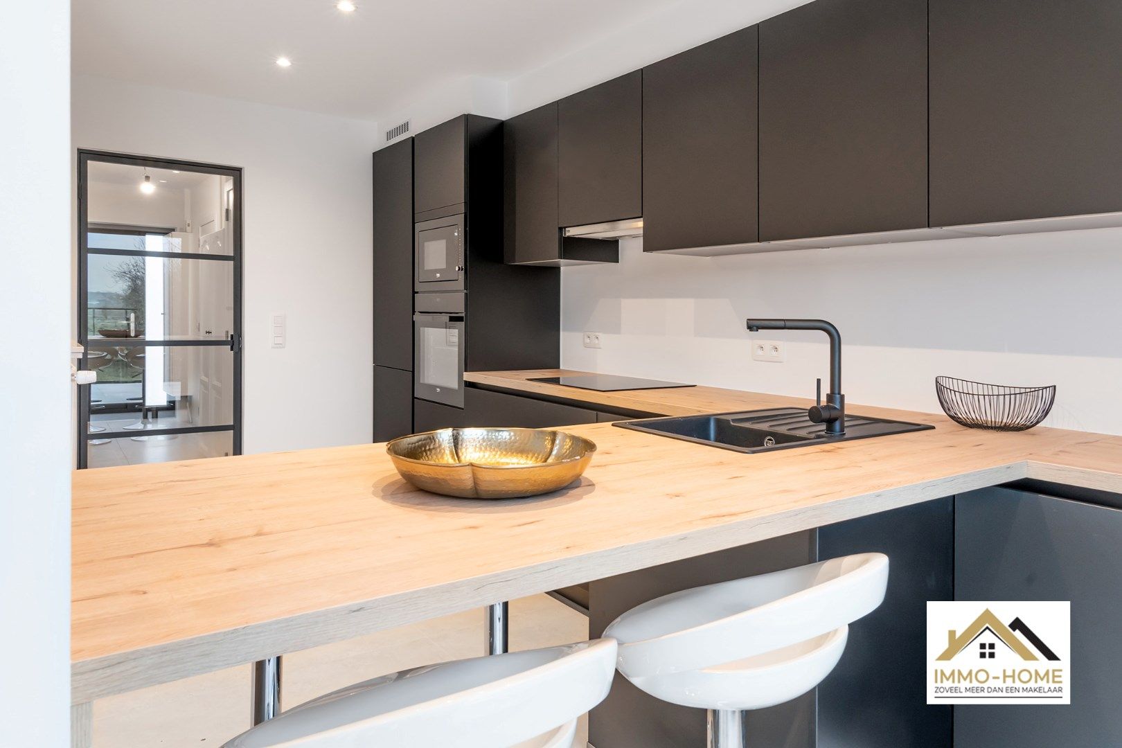 Zeer ruime woning met prachtig open zicht op agrarisch gebied foto 4