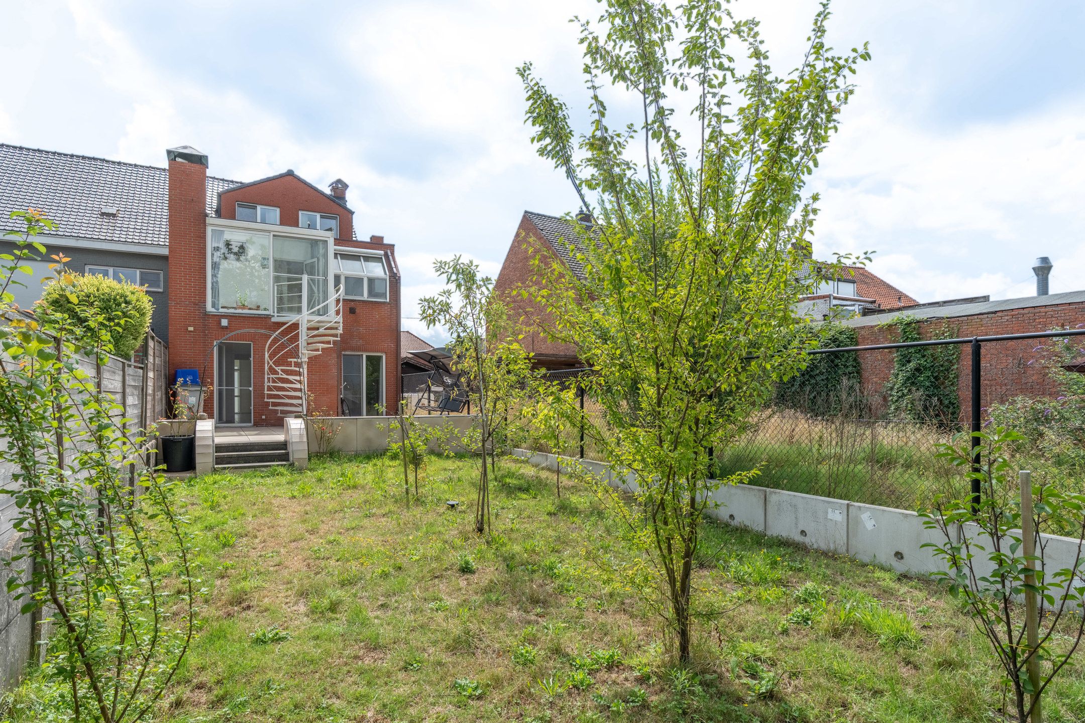 Volledig vernieuwde  woning/kantoor/handelspand met 5 slpks foto 3