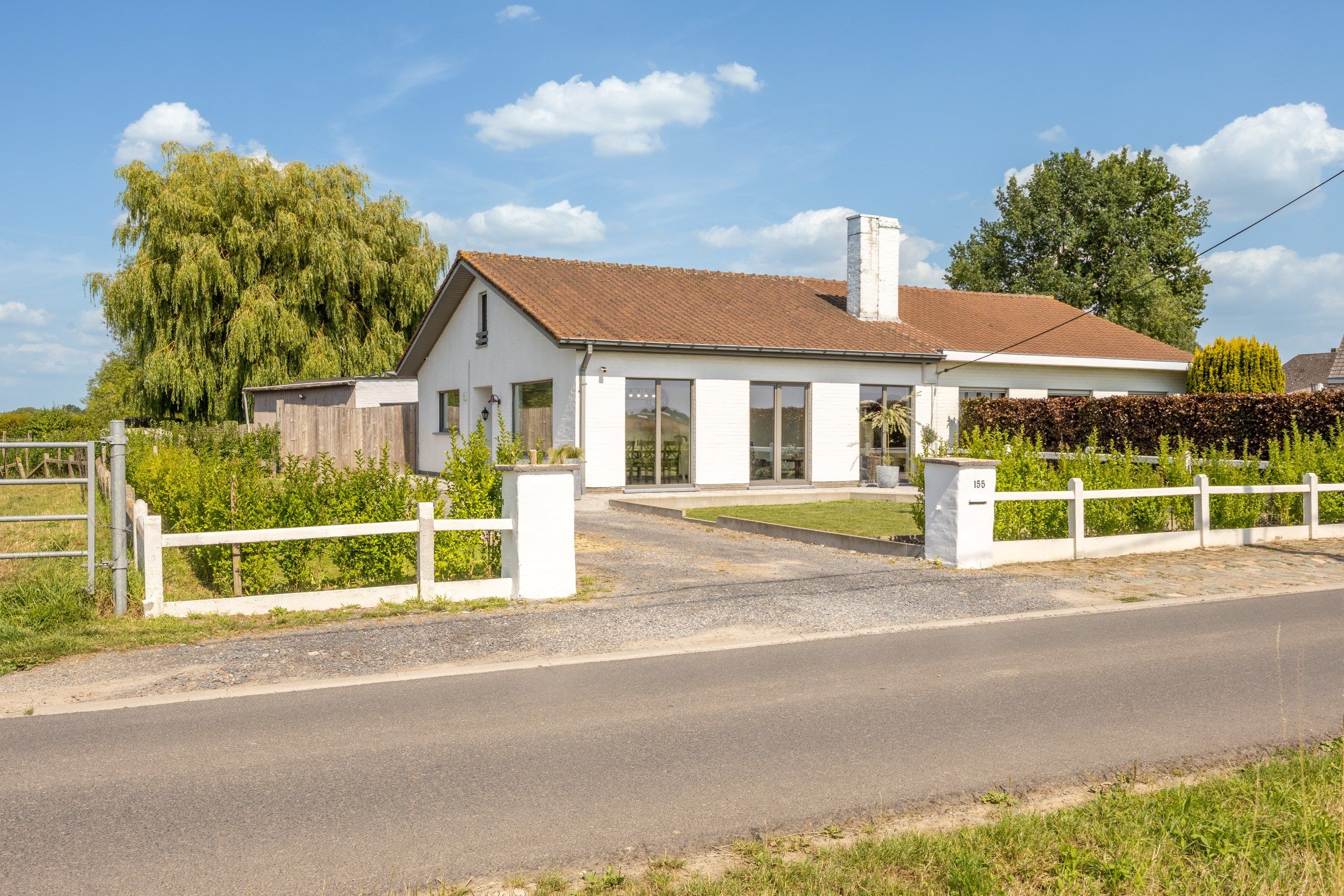 GERENOVEERDE HALFOPEN WONING OP LANDELIJKE TOPLOCATIE  foto {{pictureIndex}}