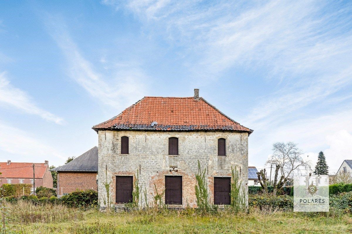 Ruime bouwgrond met koetshuis en verkavelingsvergunning foto 6