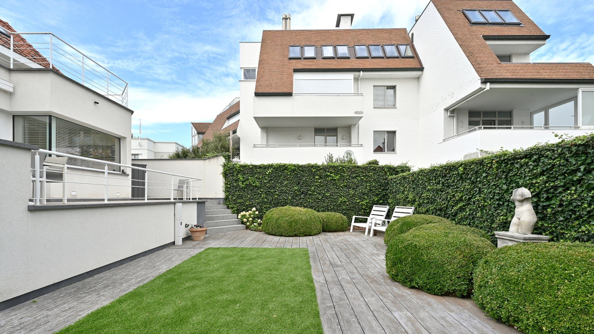 Prachtig afgewerkte koppelvilla met zeezicht en zeer ruime garage op 150m van de Zeedijk.  foto 12