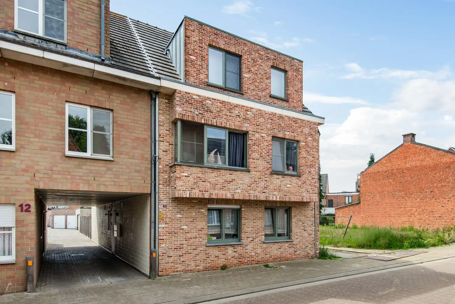 Opbrengsteigendom bestaande uit vier appartementen op een centrale ligging te Lint foto {{pictureIndex}}