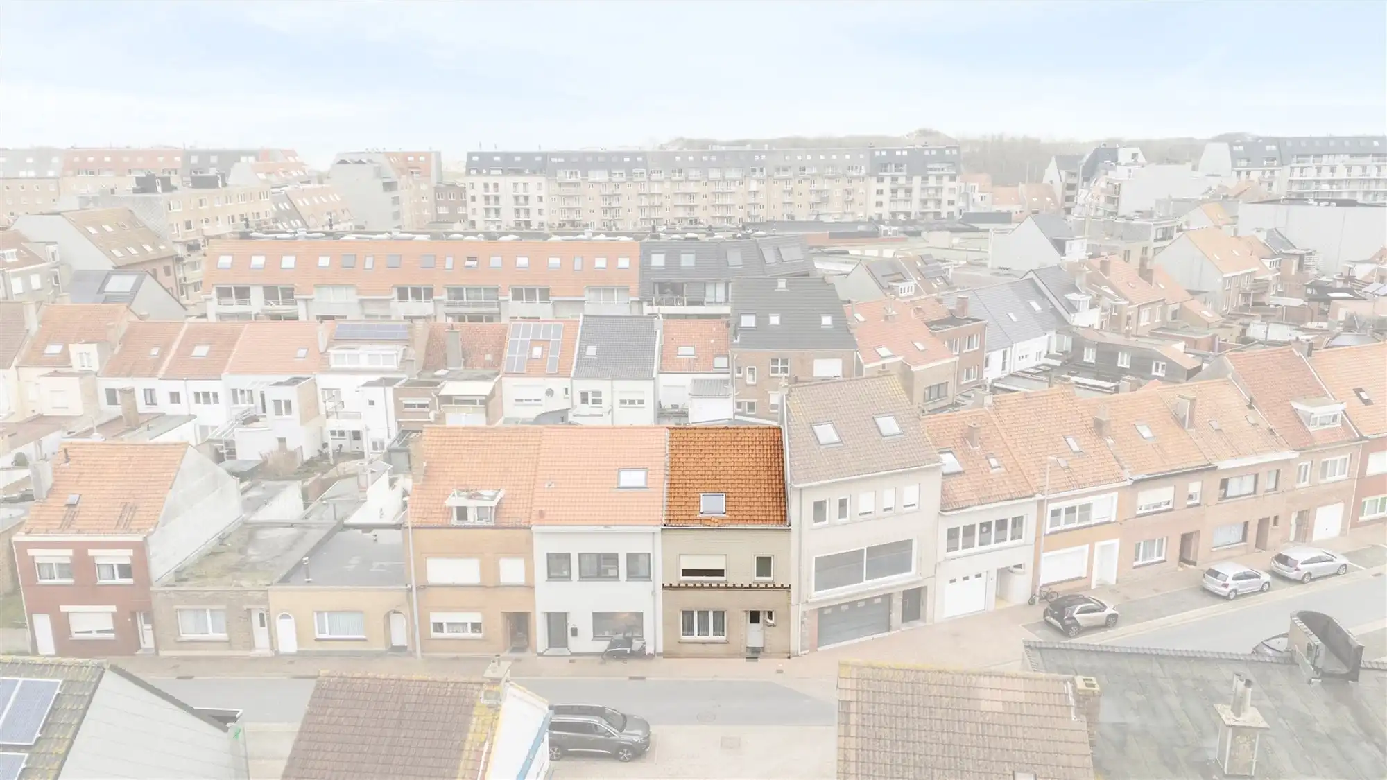  Ruime rijwoning met 5 slaapkamers en tweewoonst-indeling op topligging in Bredene foto 2