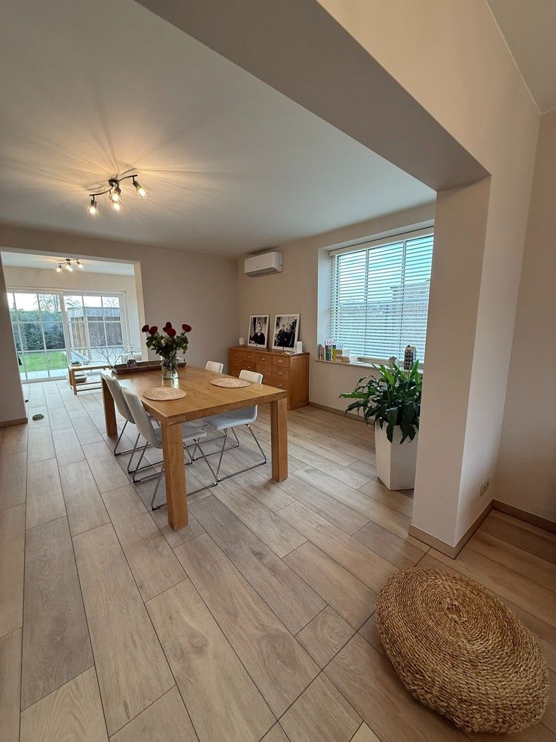 Prachtig instapklare woning met 3 slaapkamers en grote tuin te Leopoldsburg. foto 3