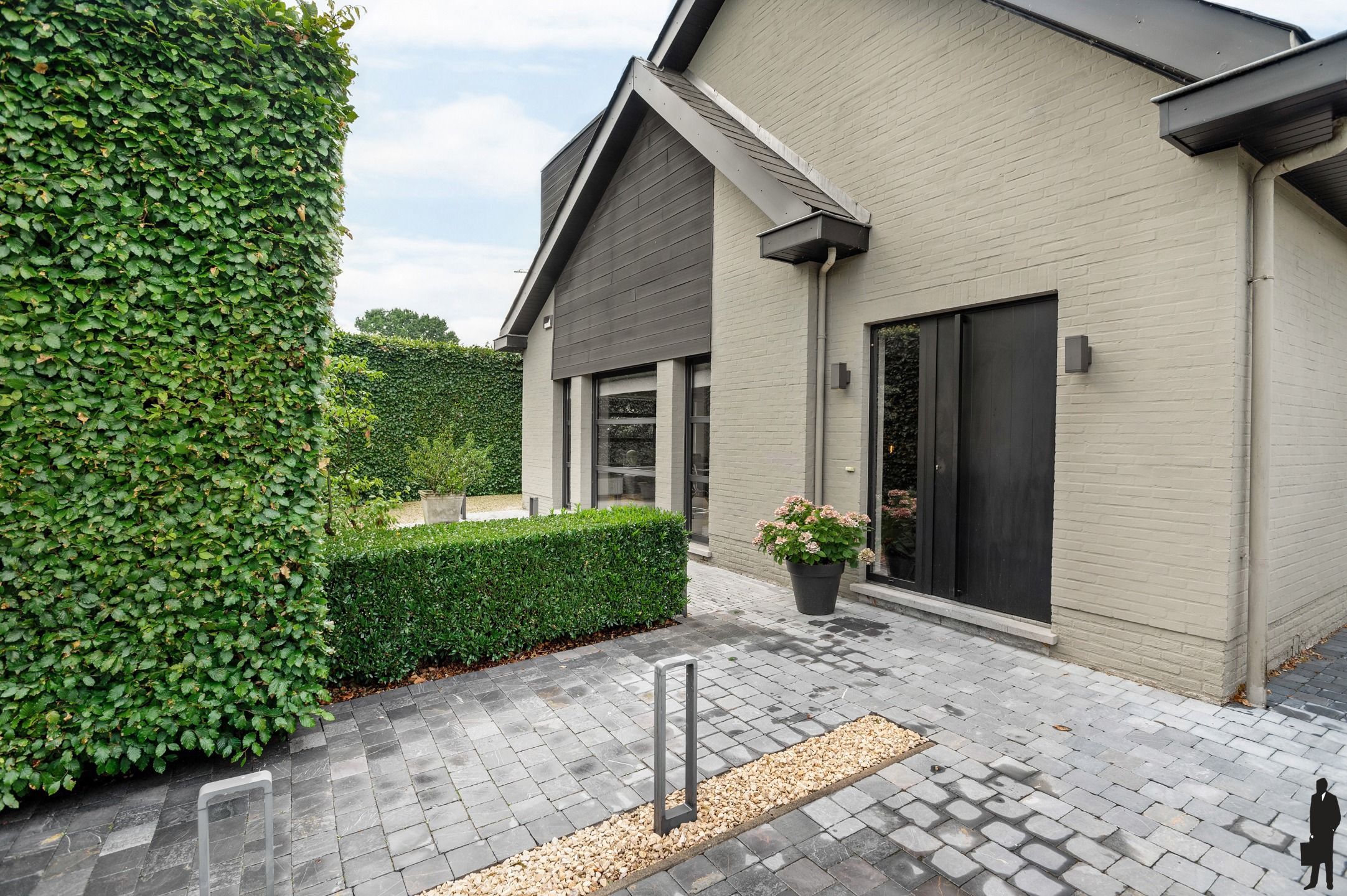 Gerenoveerde woning met 5 ruime slpks, 3 badks en ZW tuin foto 5