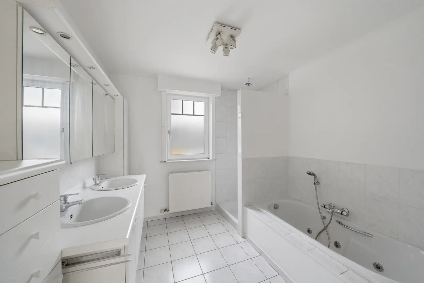 Karaktervolle instapklare hoekwoning met inpandige garage en zonnige stadstuin foto 11
