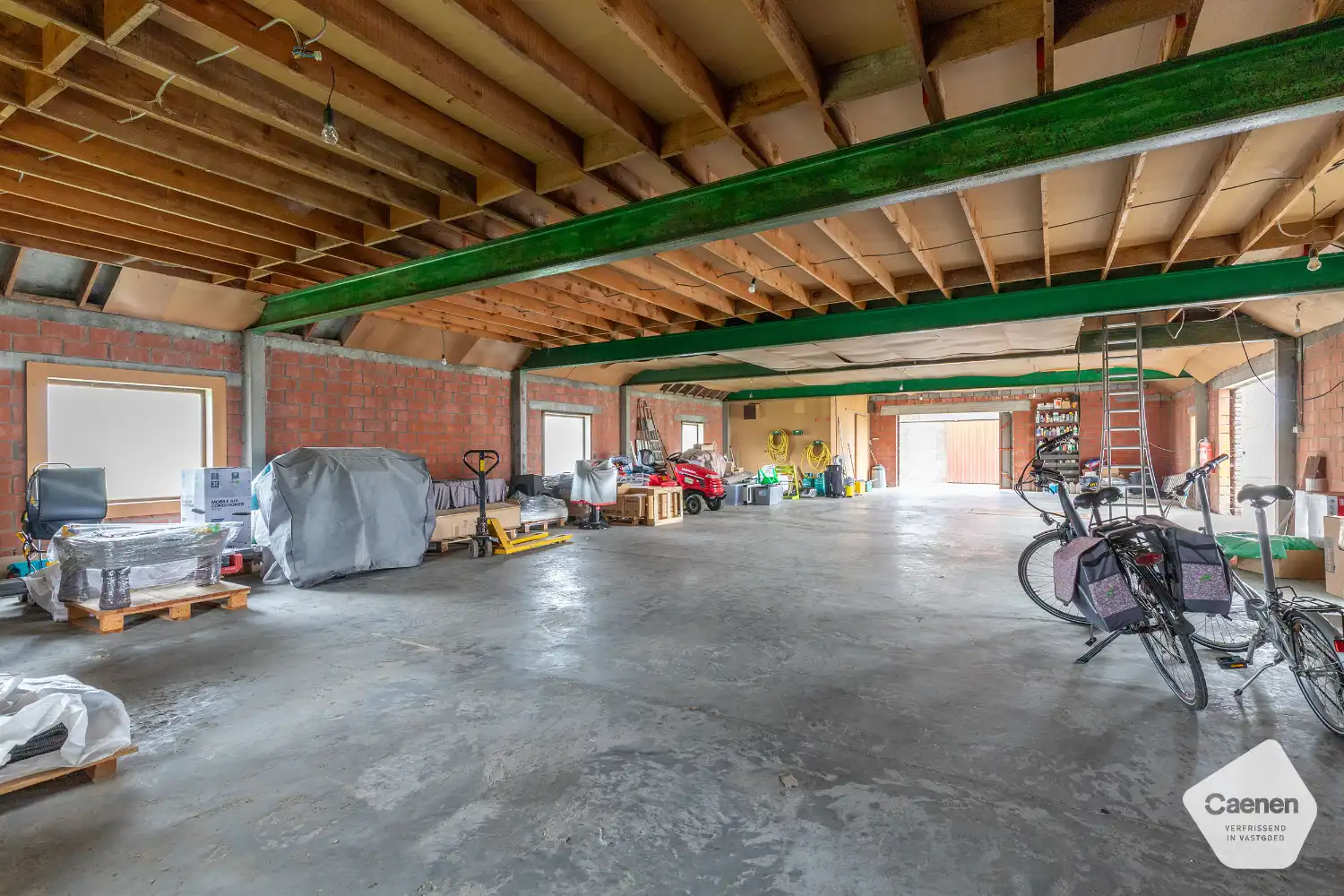 AUTHENTIEKE WONING op 3060&nbsp;m²&nbsp;in landelijke omgeving met 5 slaapkamers en 2 ruime bijgebouwen foto 4